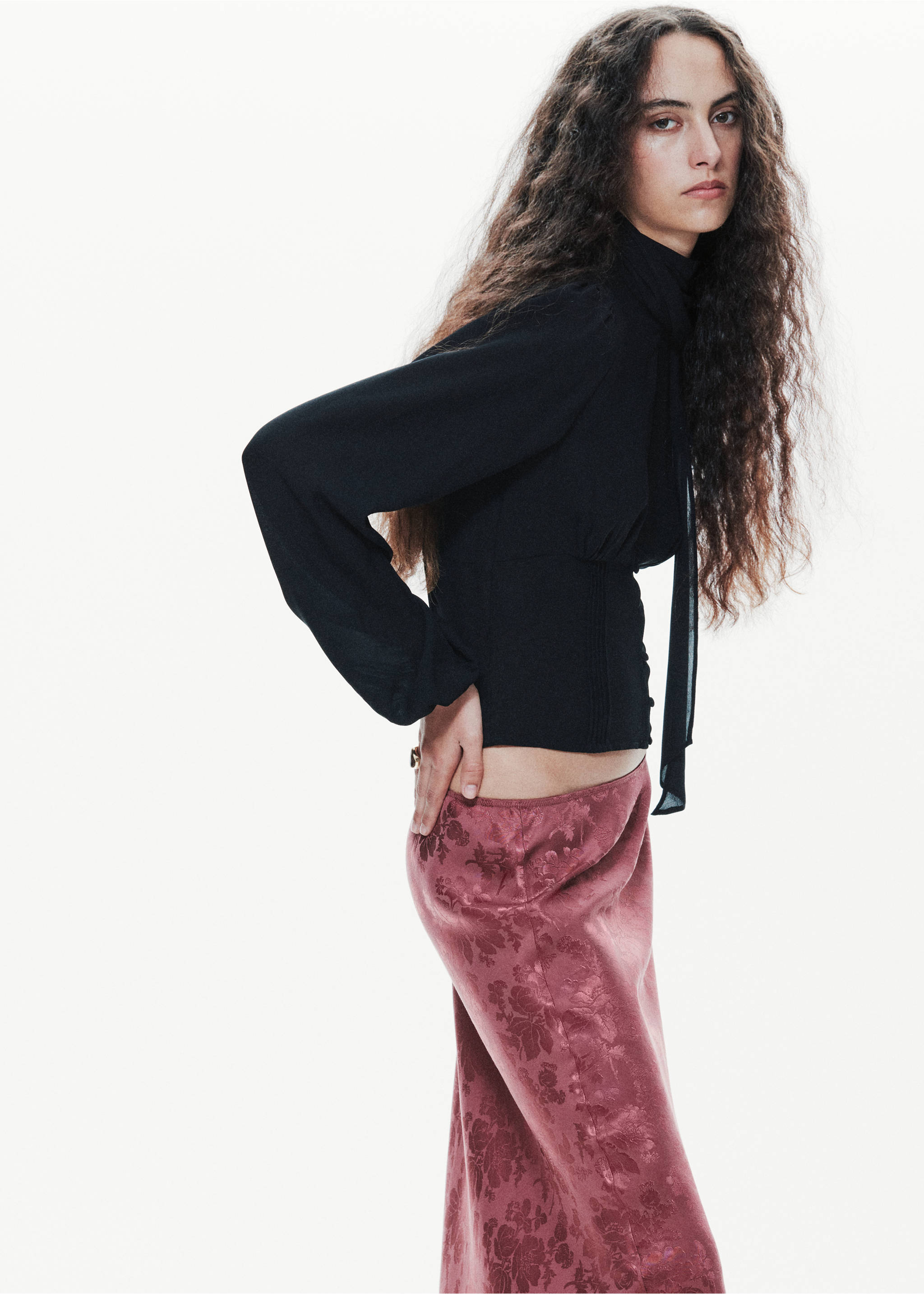 Pink satin jacquard low-rise skirt worn with a black blouse., Pink. Ref: 37089119-00.