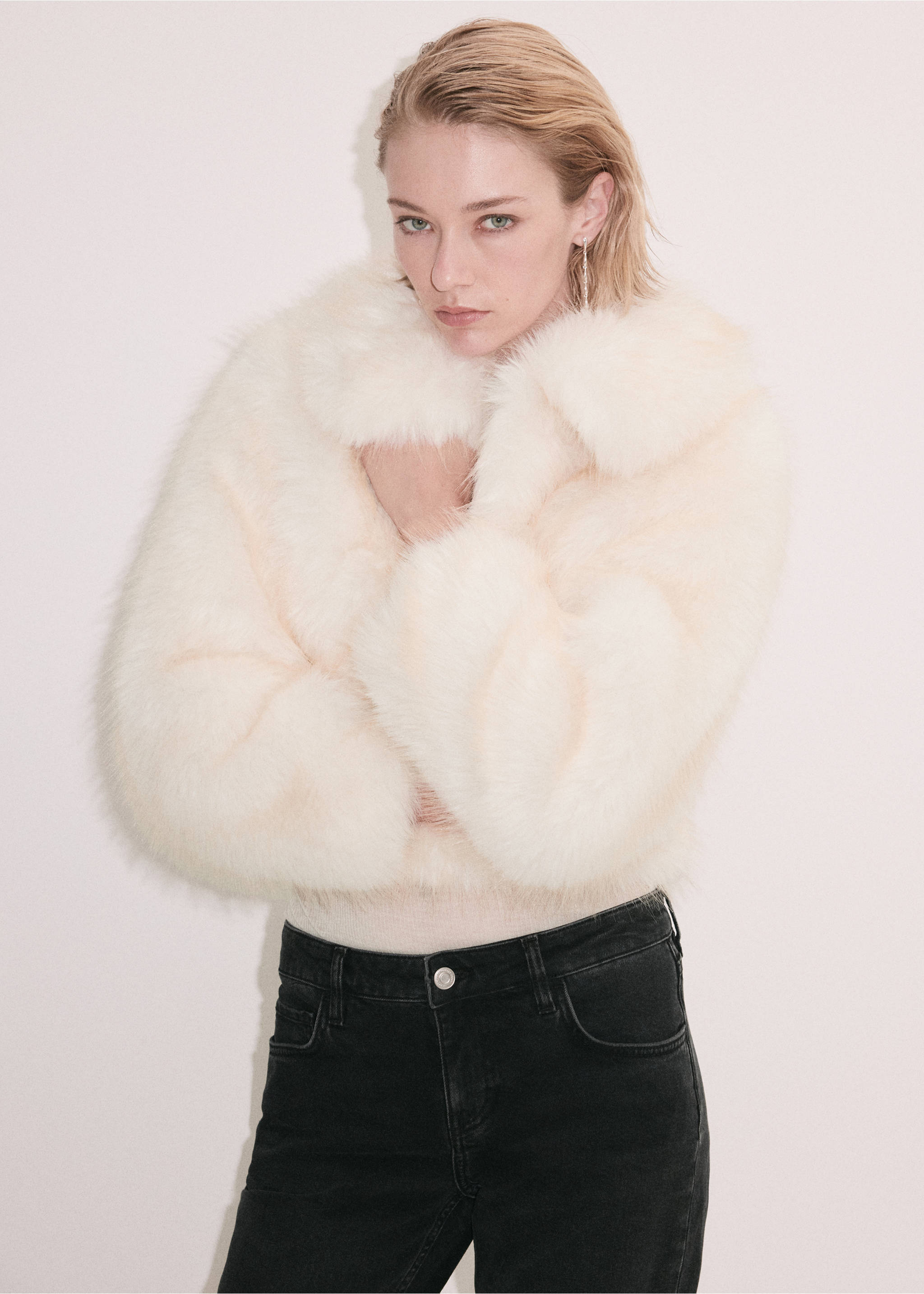 Cream cropped faux-fur jacket with a large lapel collar., White. Ref: 37089126-00.