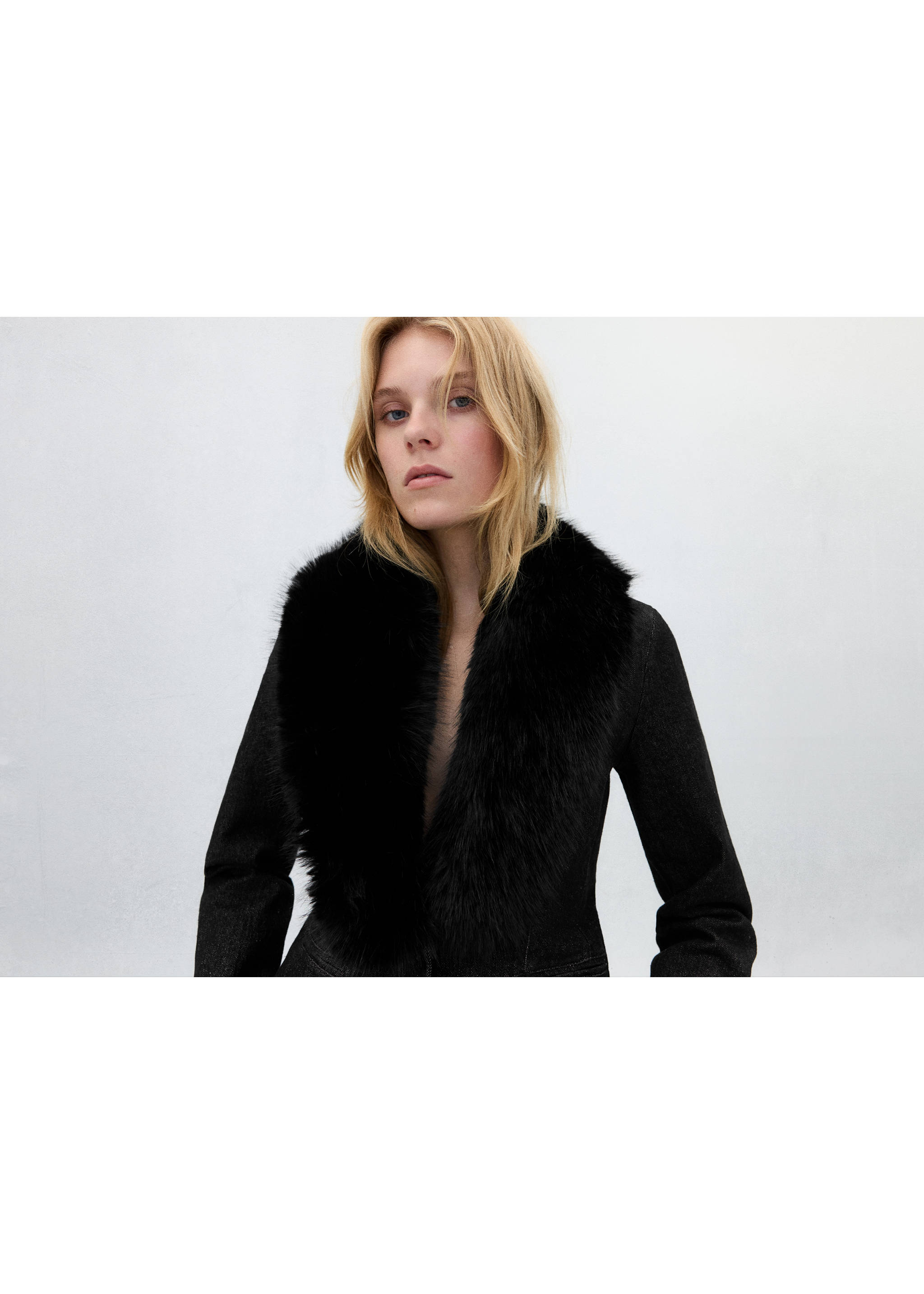 Black tailored blazer featuring a voluminous black faux-fur collar., Open Blue. Ref: 37089134-01.