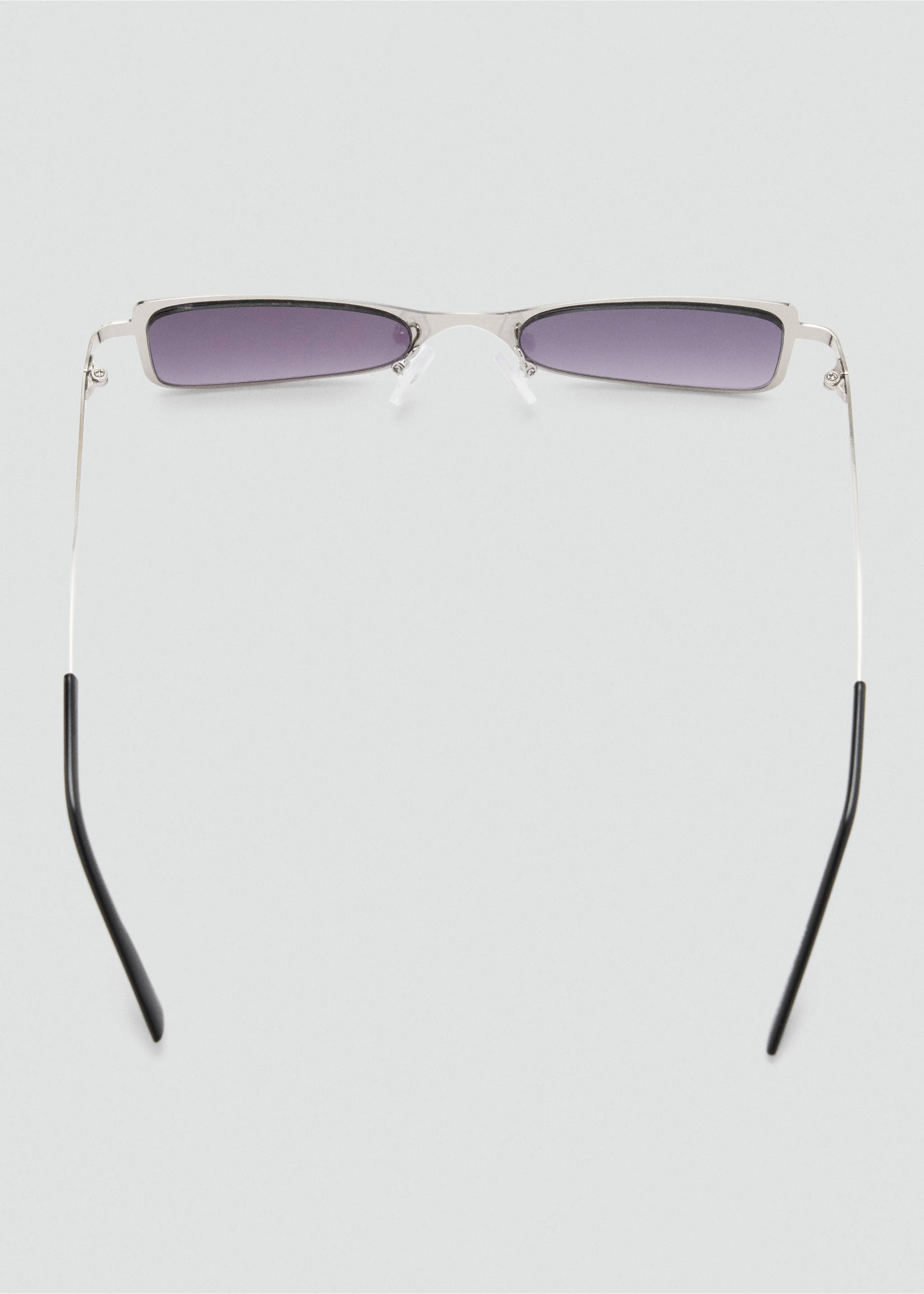 Gafas de sol con montura plateada, lentes rectangulares estrechas degradadas y terminales de varilla negros., Plata. Ref: 37089137-00.