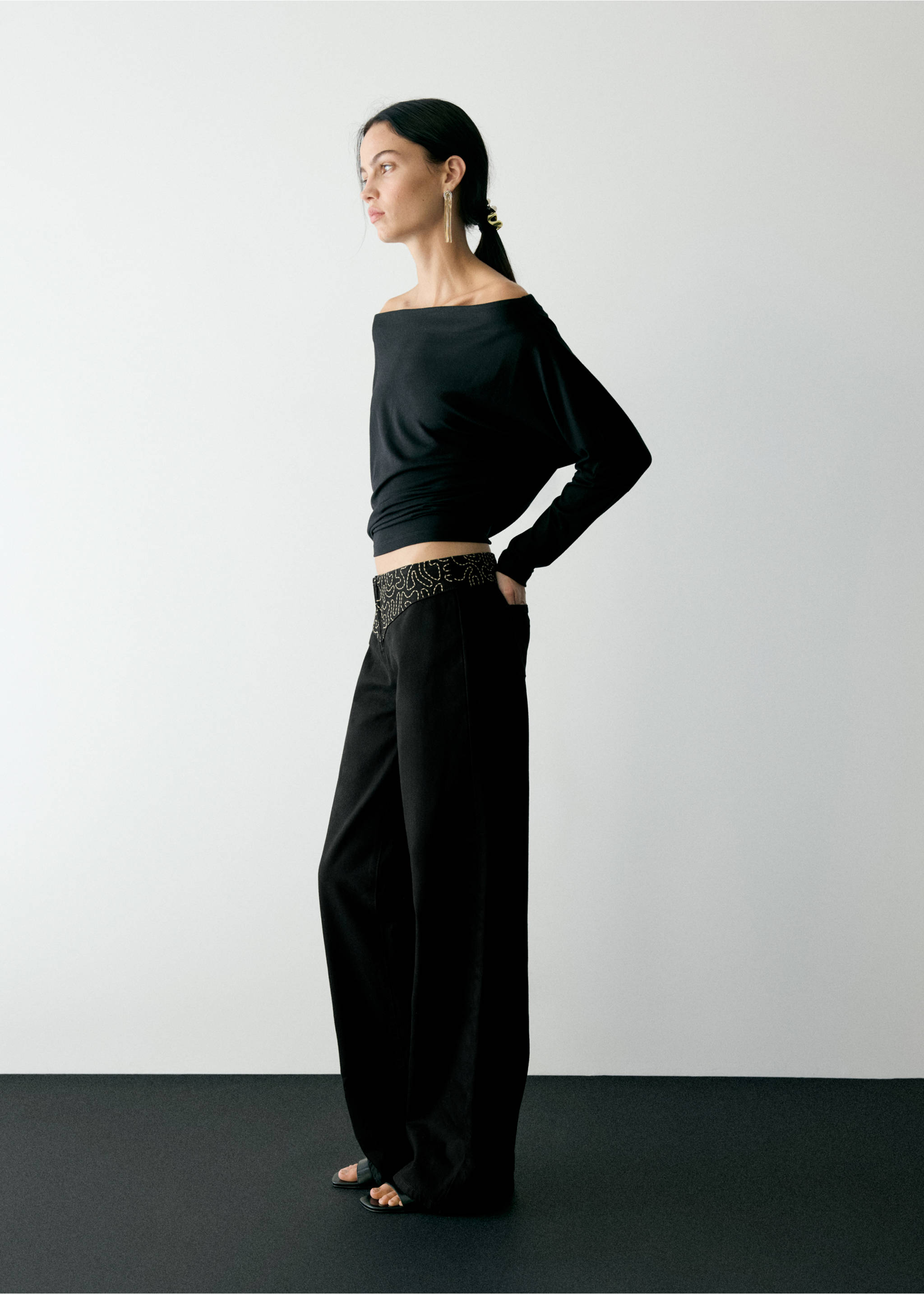 Pantalones vaqueros negros con cintura estampada con pedrería, combinados con un top negro., Negro. Ref: 37089210-00.