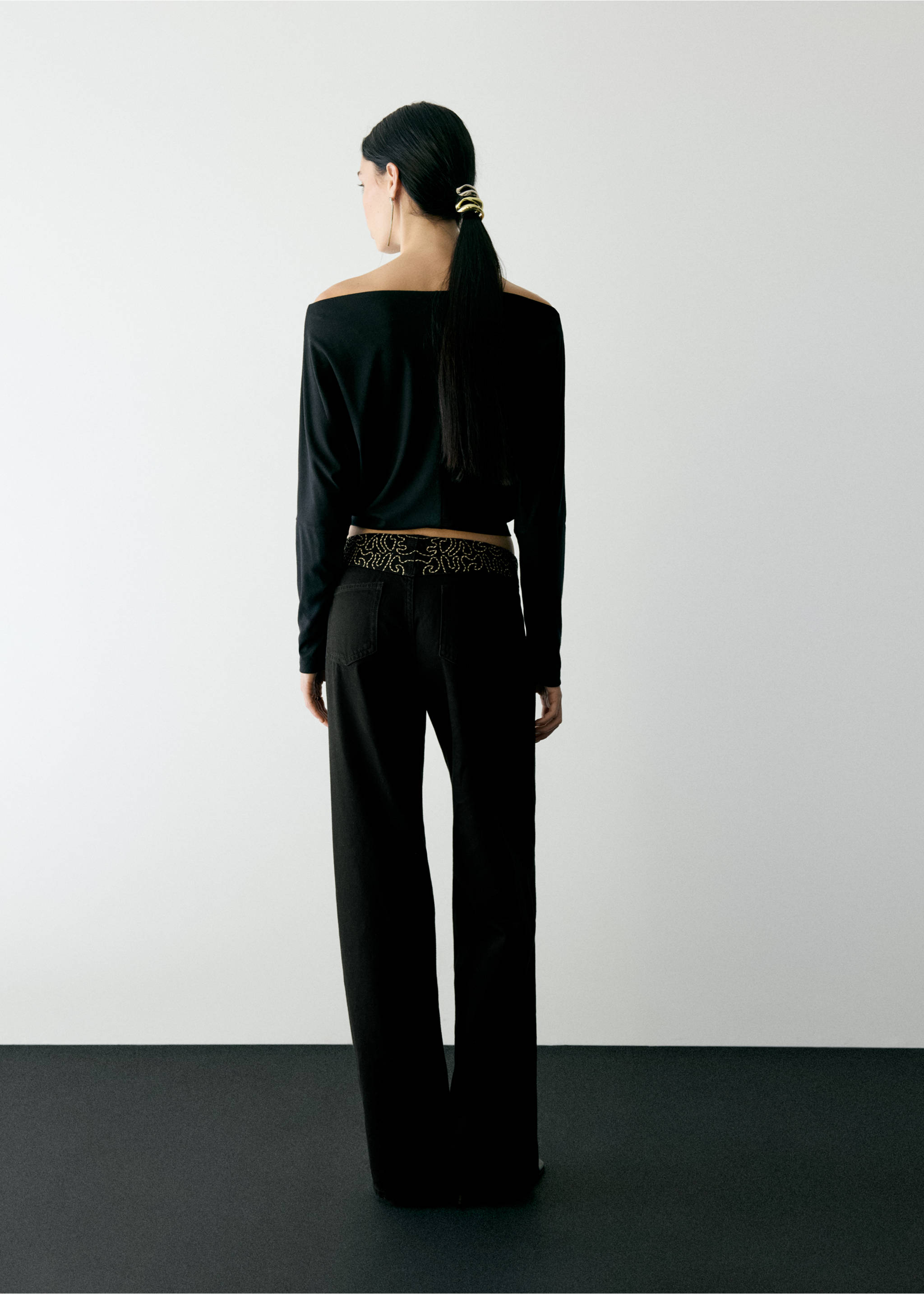 Pantalones vaqueros negros vistos desde atrás con pretina estampada., Negro. Ref: 37089210-00.