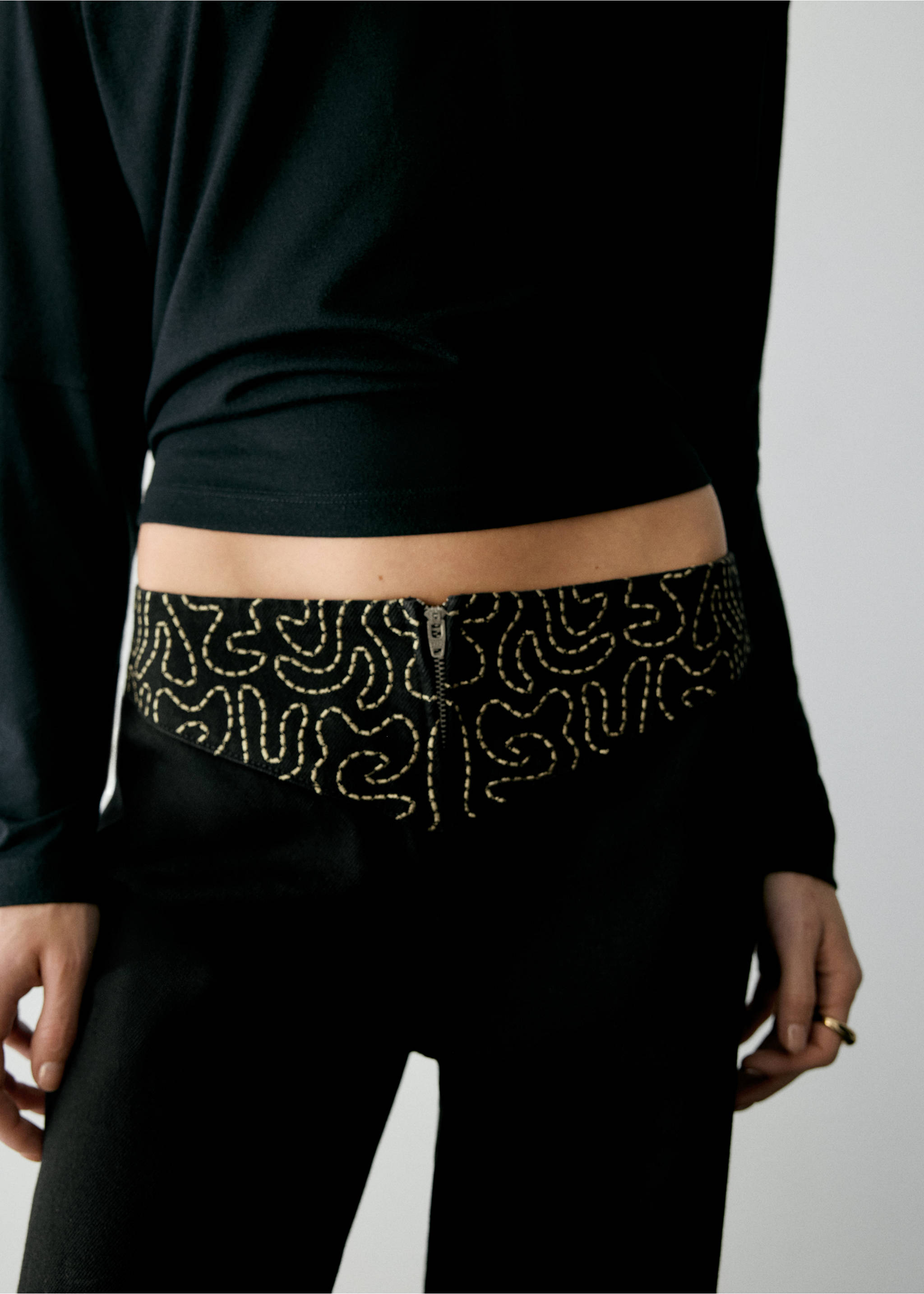 Pantalones negros con pretina ancha bordada y costuras en contraste de color amarillo., Negro. Ref: 37089210-00.