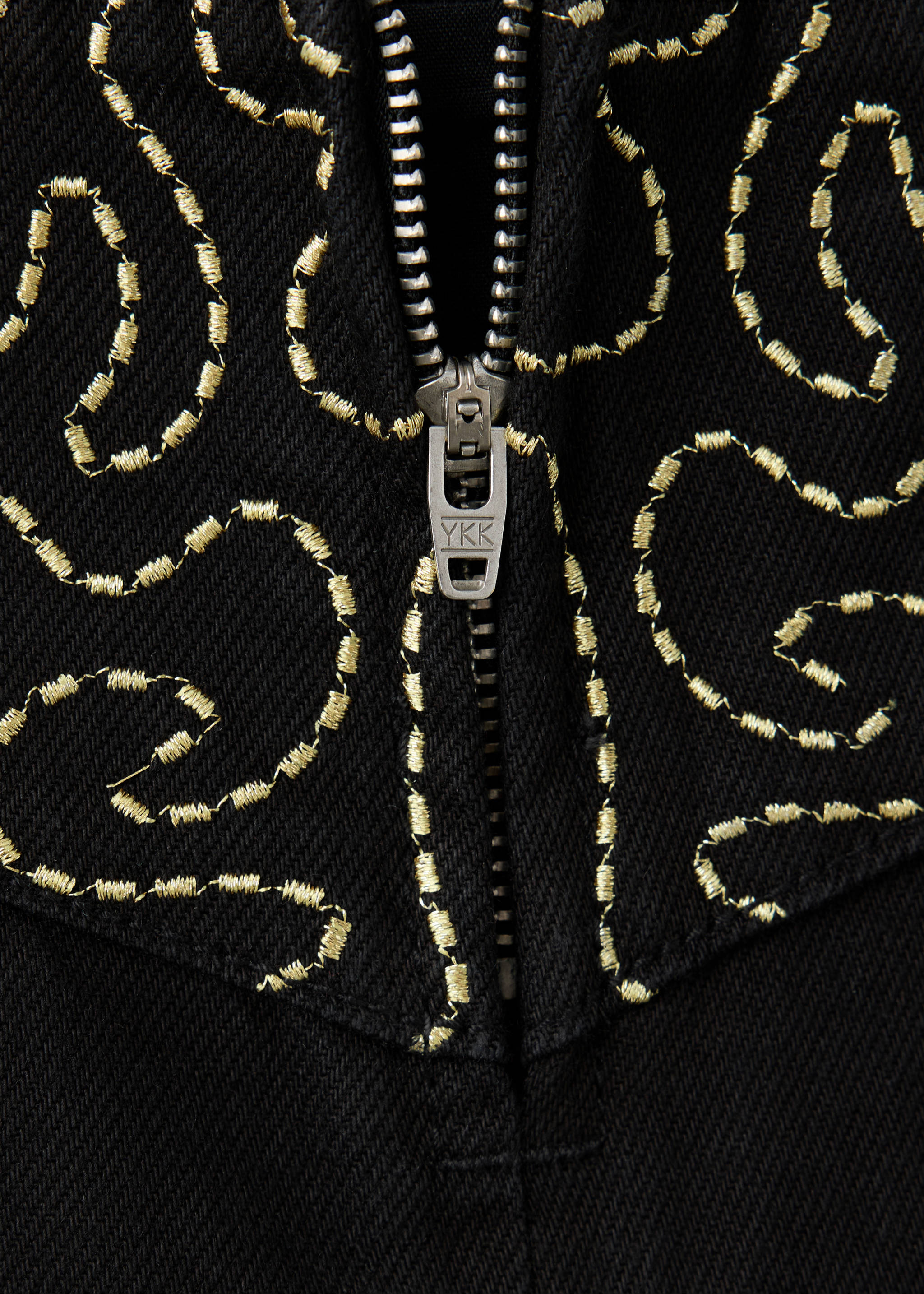 Primer plano de una chaqueta tejana negra con bordados dorados y cremallera., Negro. Ref: 37089210-00.