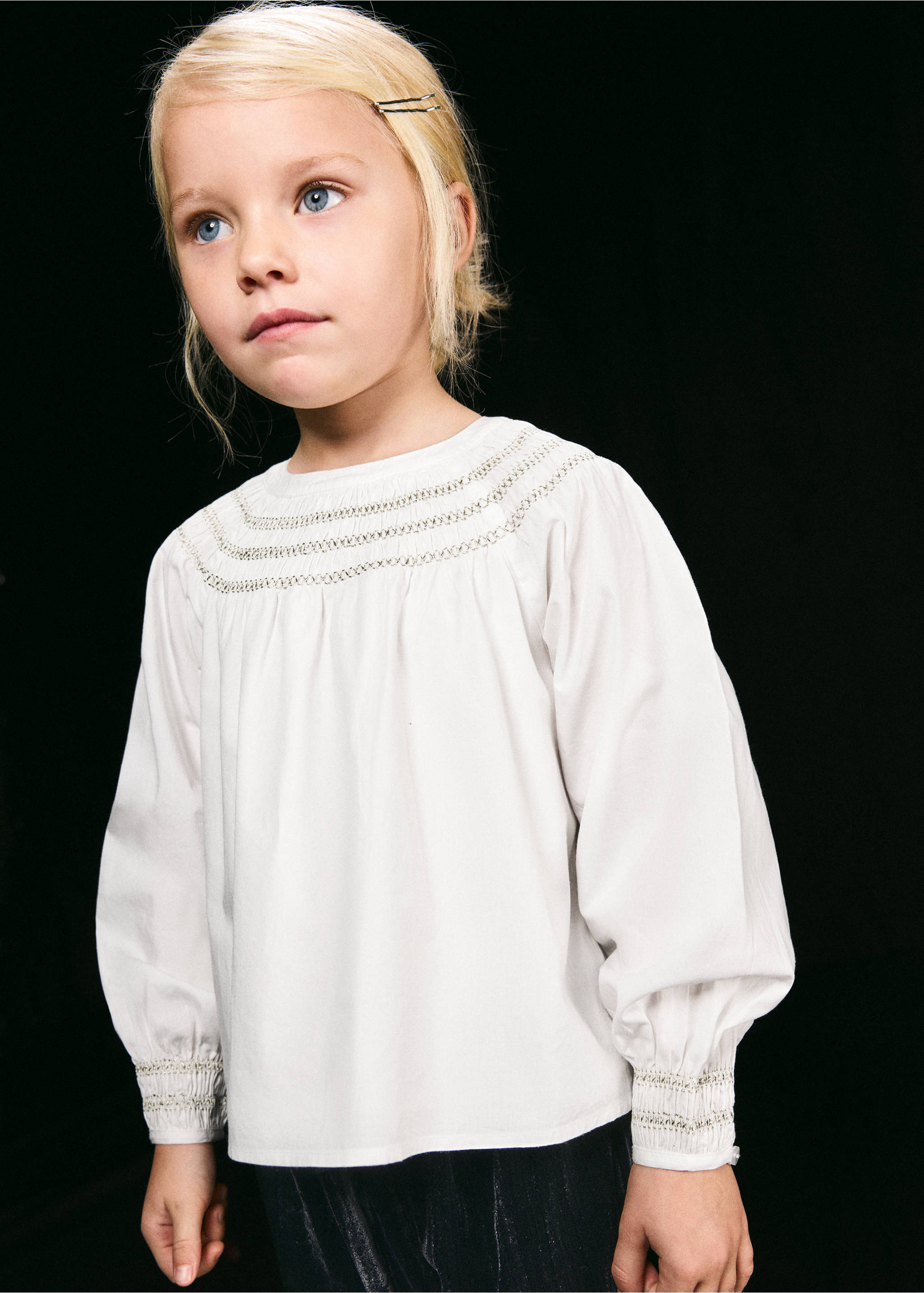 Blusa blanca con detalles de nido de abeja bordados y manga larga., Blanco. Ref: 37089225-00.