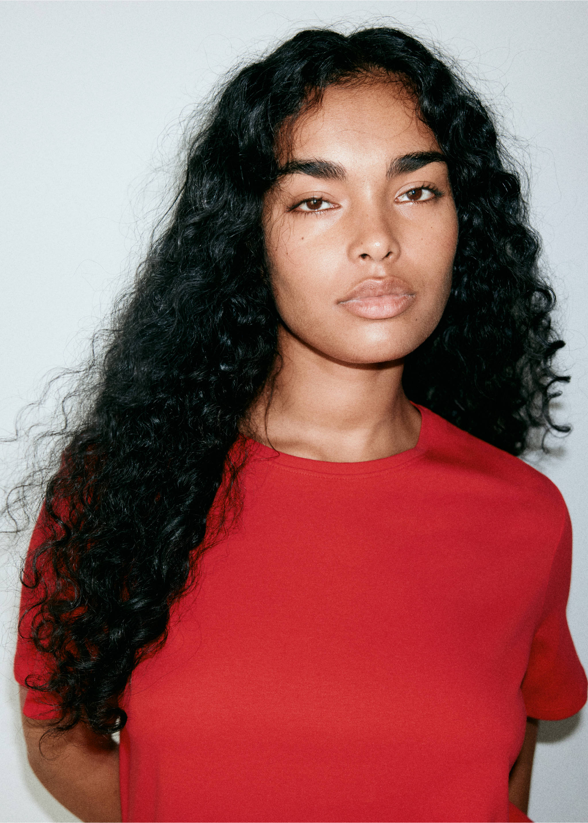 Red short-sleeved t-shirt with a round neck in a close-up view., Red. Ref: 37091331-00.