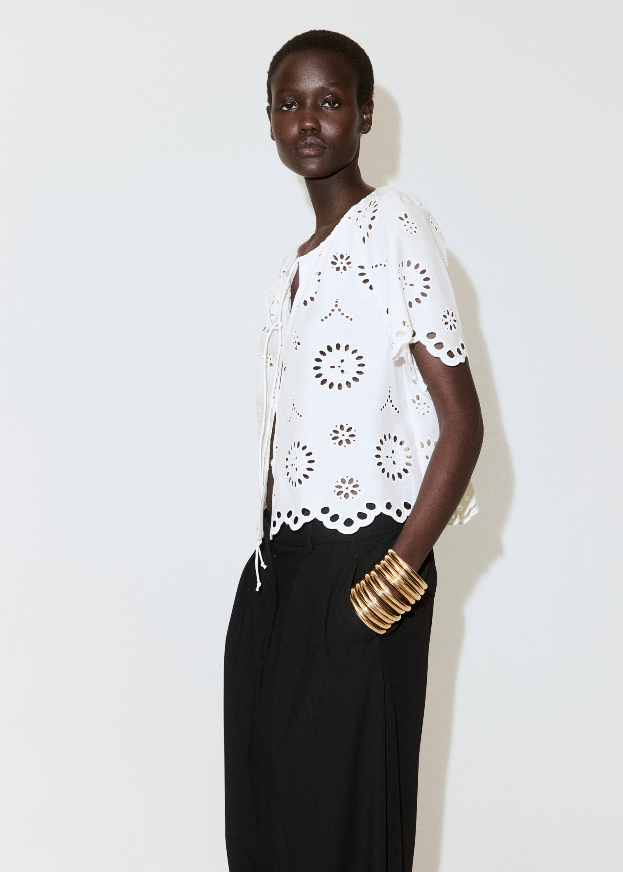 Blusa calados bordados - Plano medio