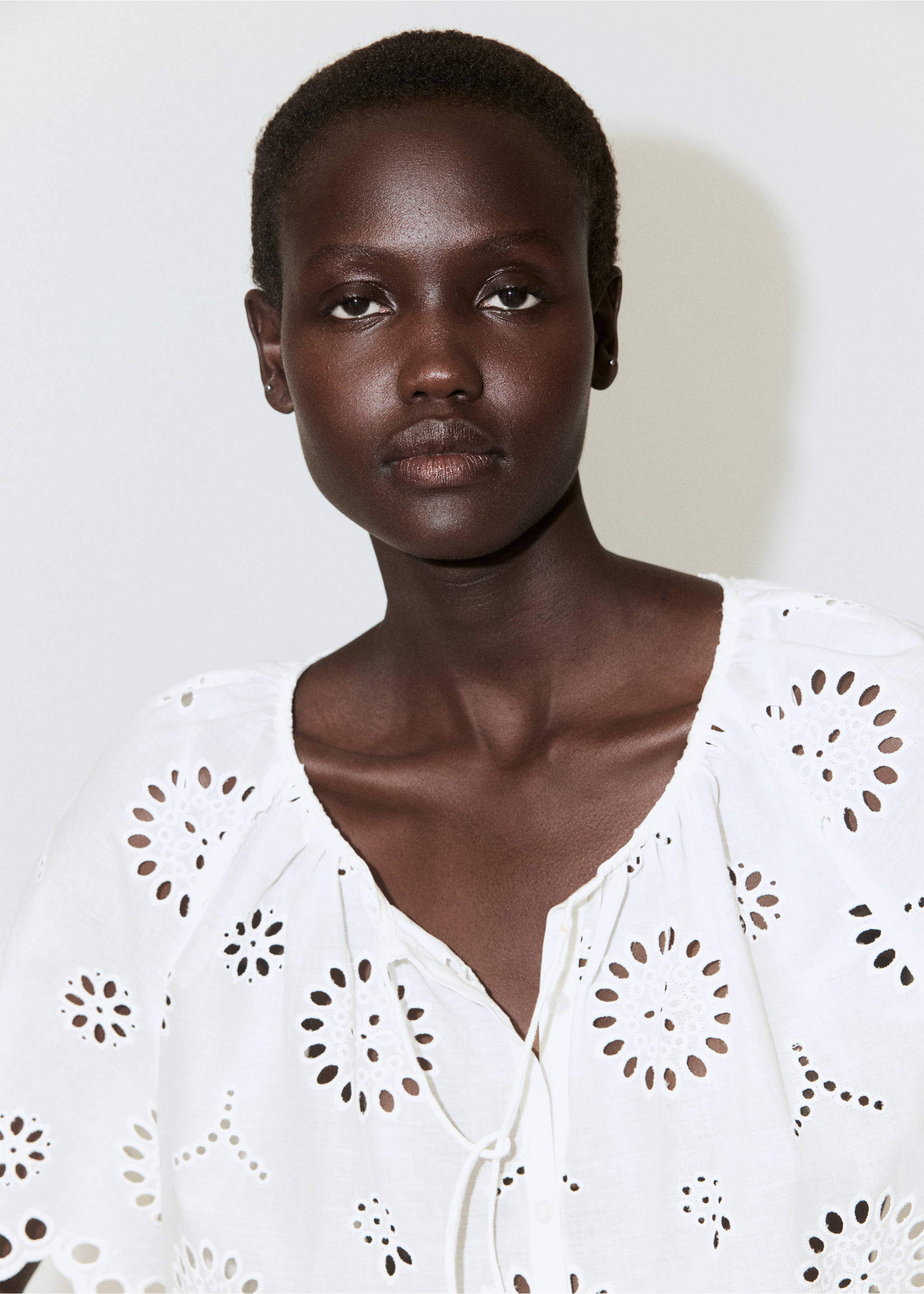 100% cotton blouse with lace embroidery - Details of the article 1, Off White. Ref: 37091340-00.