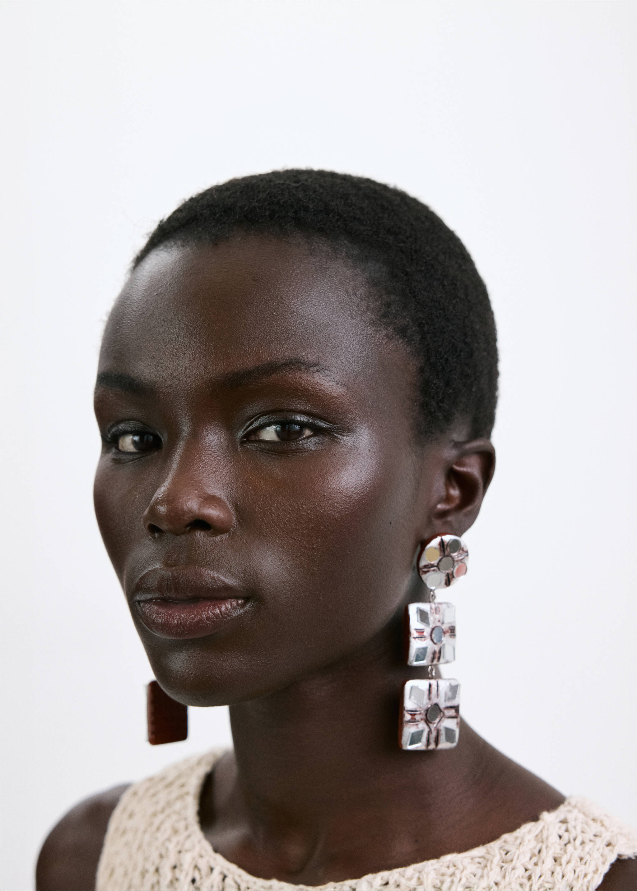 Серьги с подвесками из смолы - Общий план, Коричневый. Ref: 37091341-00.