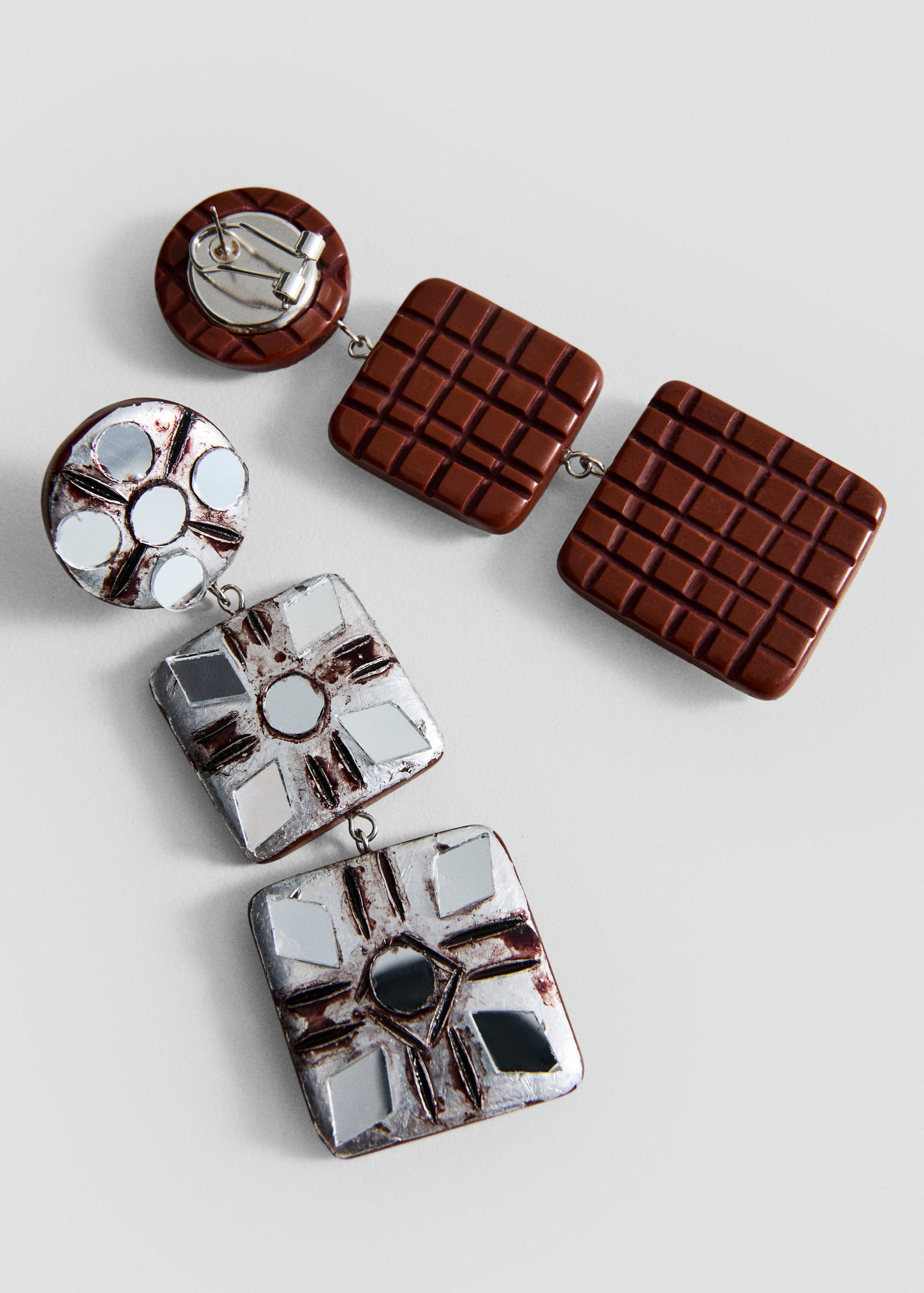 Серьги с подвесками из смолы - Средний план