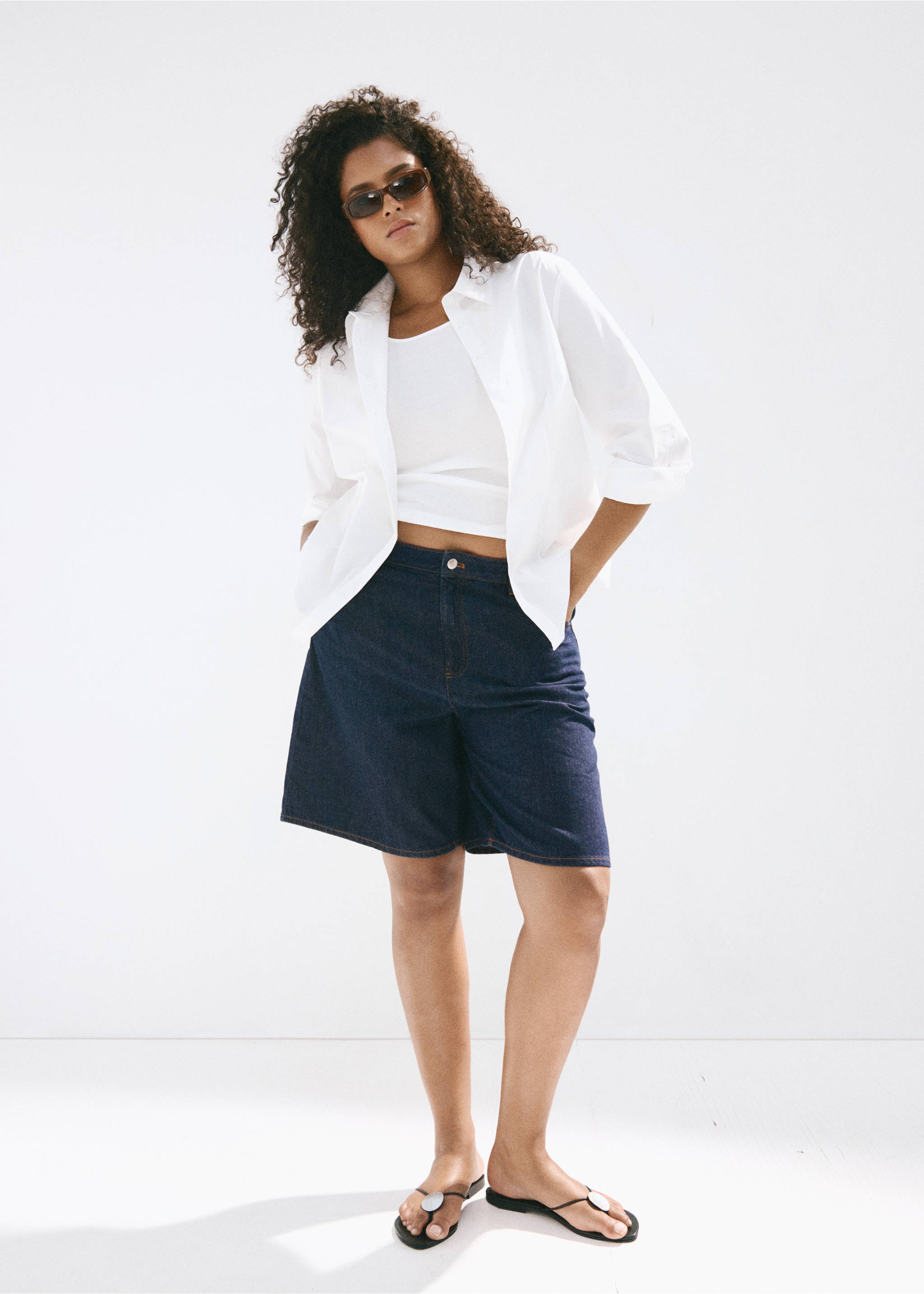 High-waist straight-fit denim shorts - Details of the article 3, Open Blue. Ref: 37091344-00.