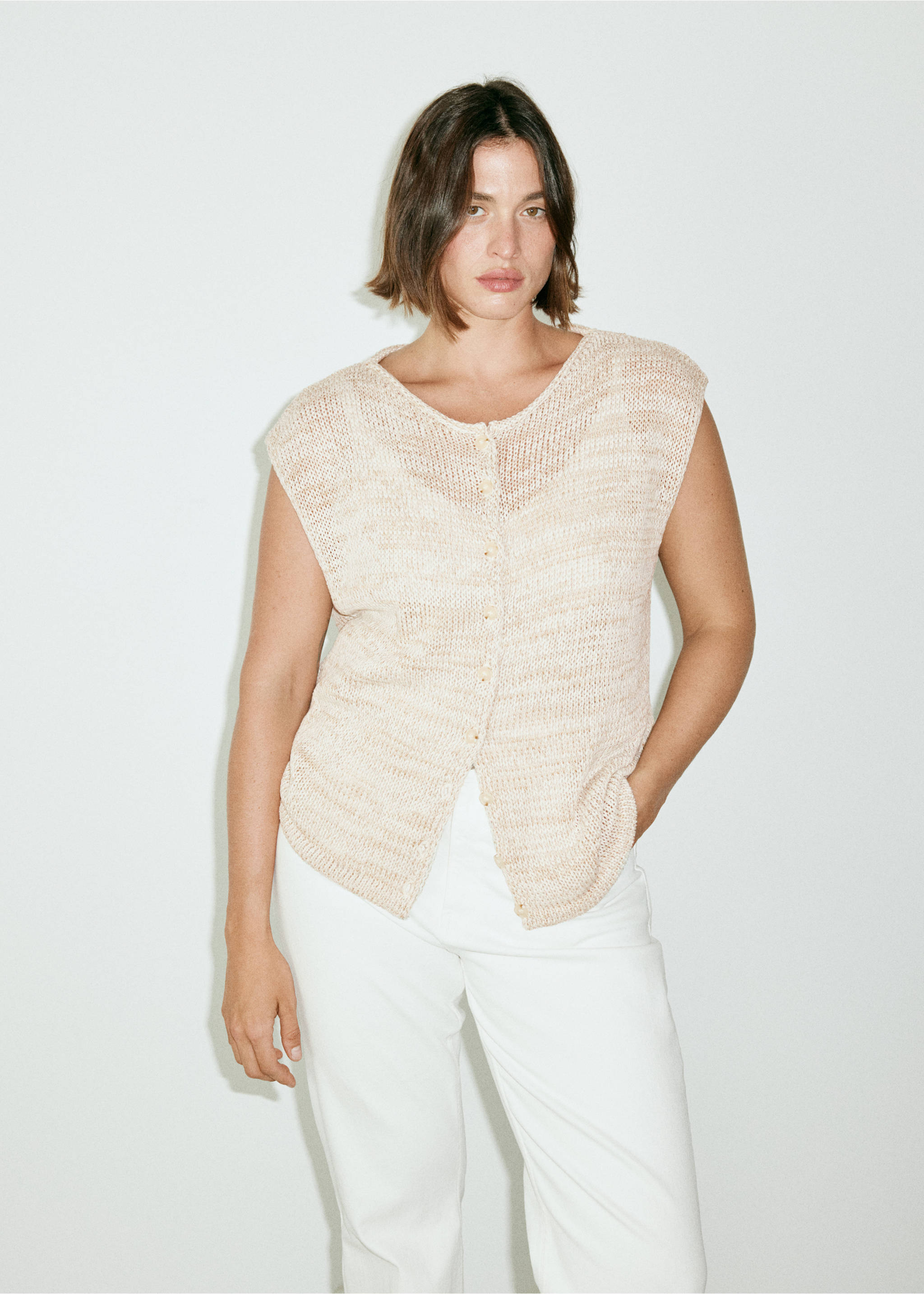 Buttoned marl knit gilet - Details of the article 6, Beige. Ref: 37091372-00.