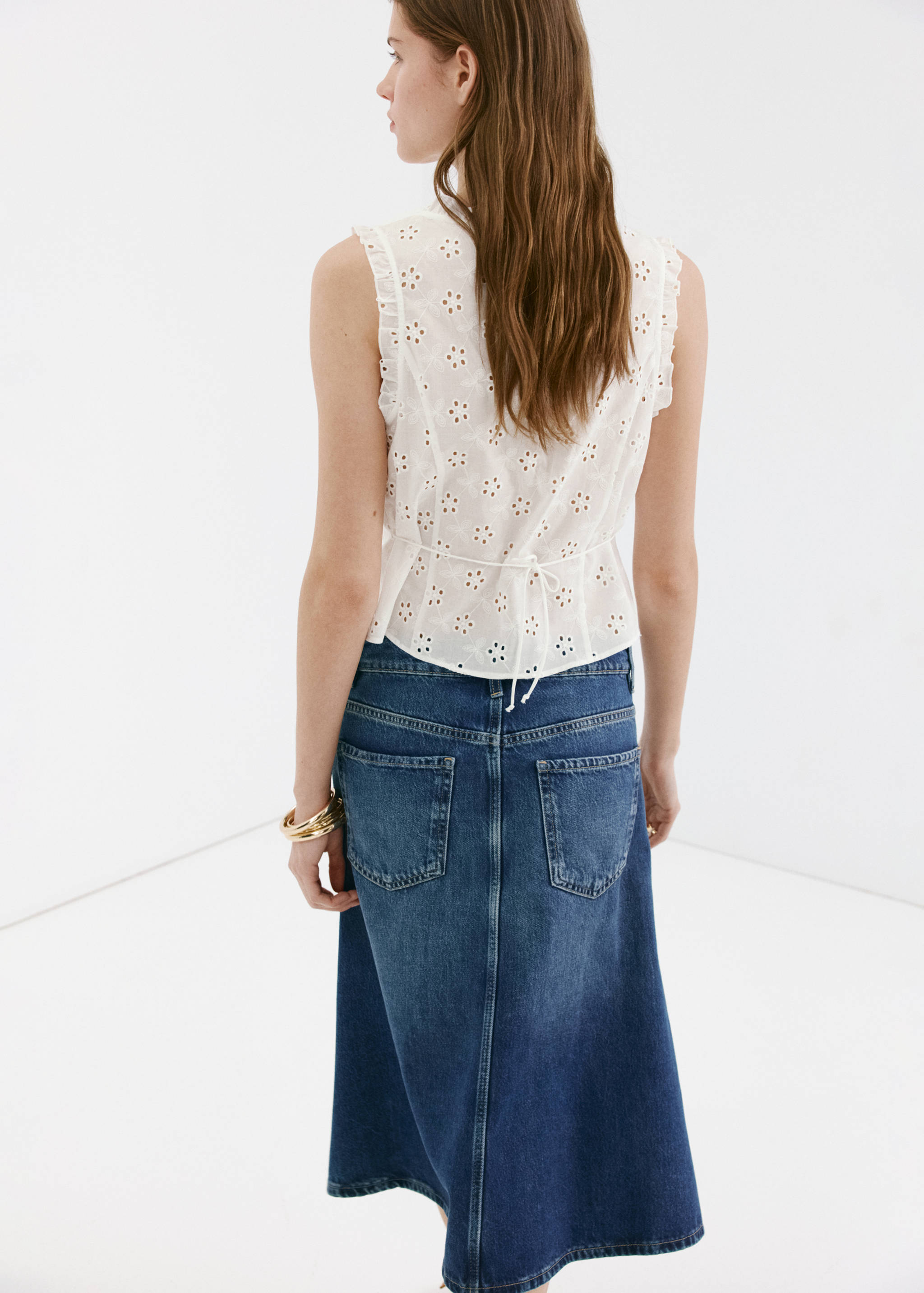 Cotton blouse with broderie anglaise embroidery - Reverse of the article