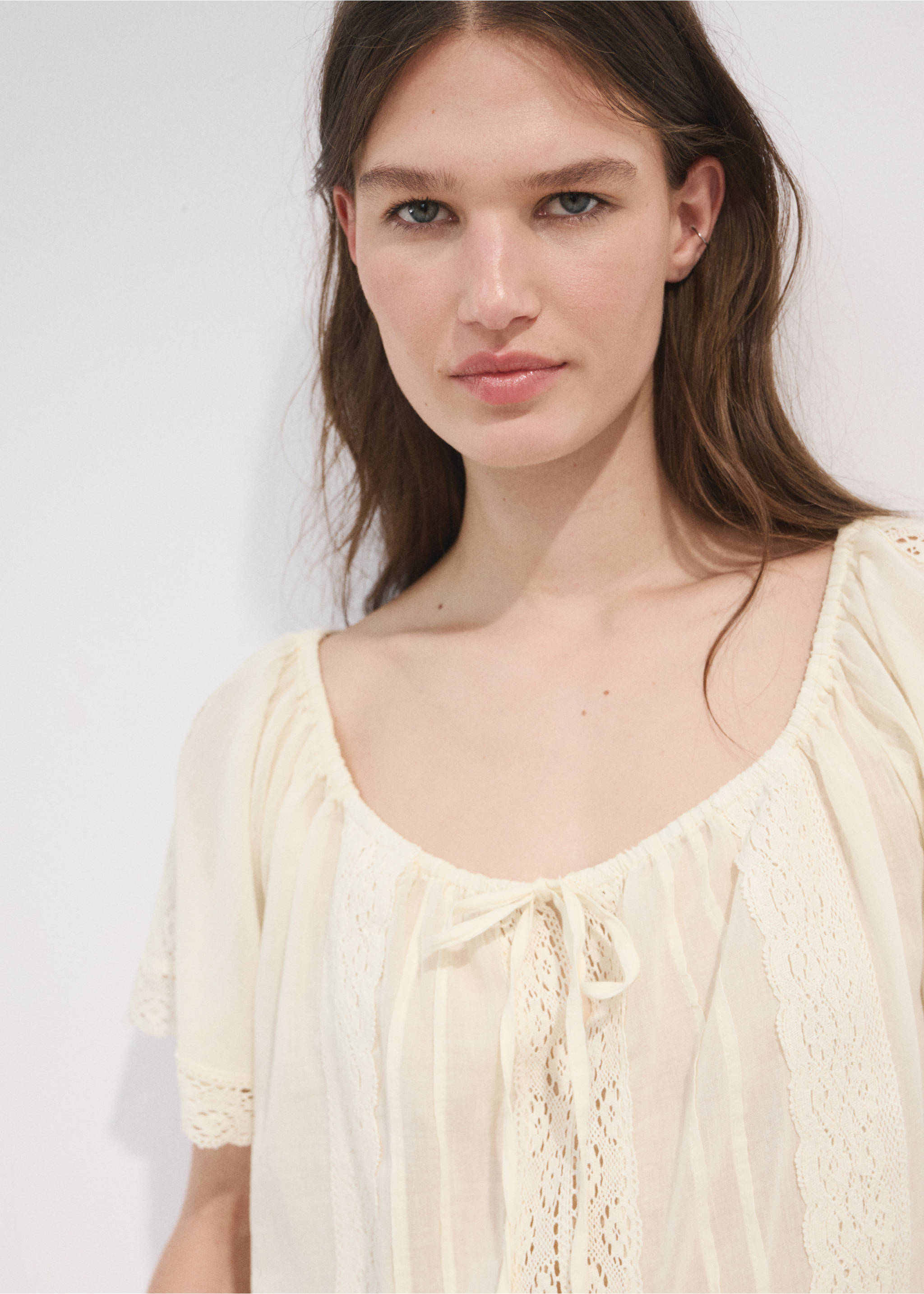 Blusa de algodão com renda - Plano médio, Cru. Ref: 37091382-00.