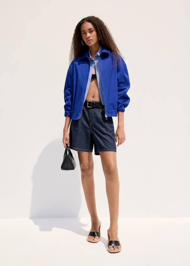 Mid-rise denim bermuda shorts with pleats — Open Blue