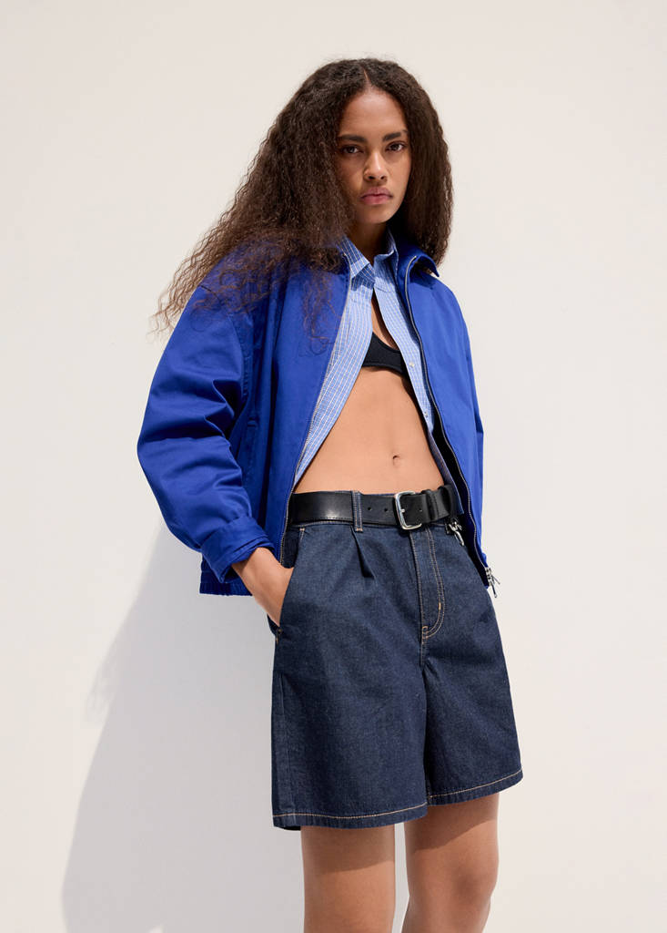 Mid-rise denim bermuda shorts with pleats — Open Blue