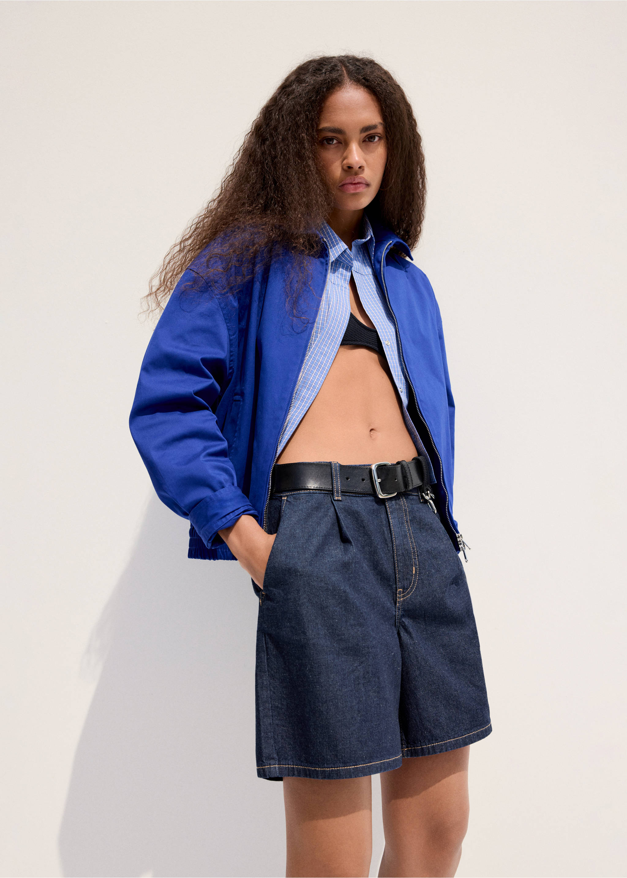 Βερμούδα denim με μεσαίο καβάλο και πιέτες - Μεσαίο πλάνο