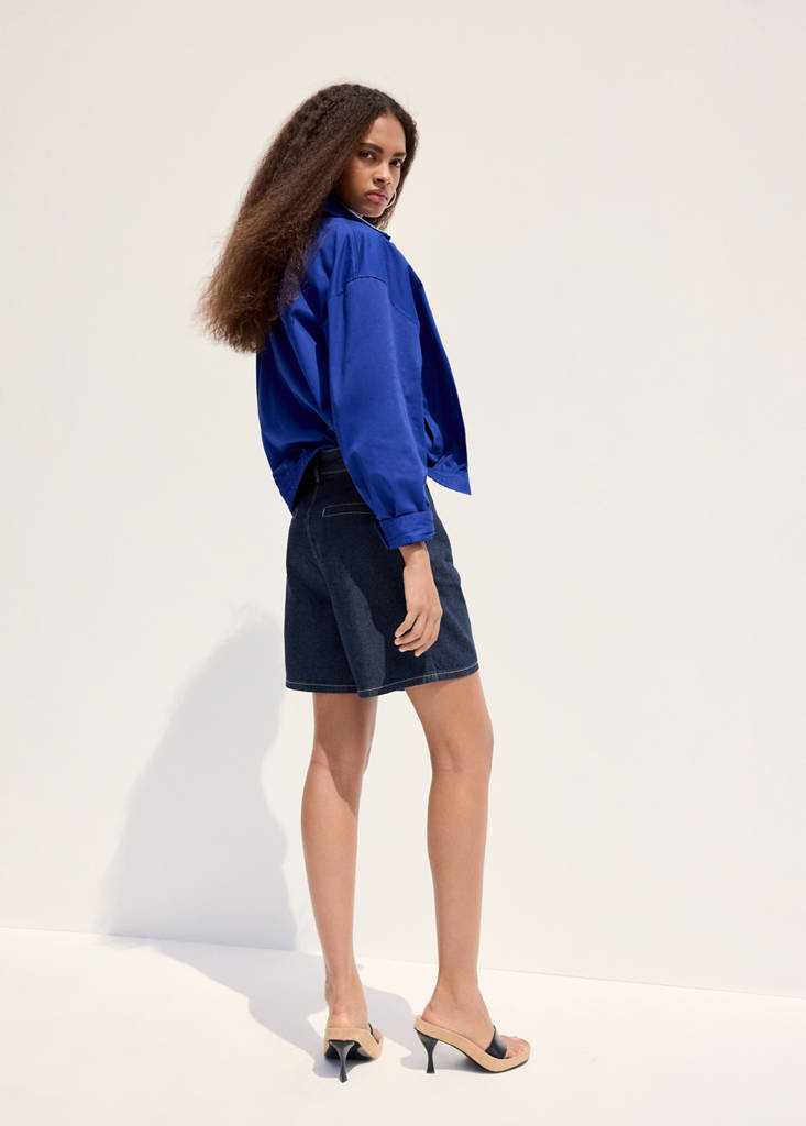 Mid-rise denim bermuda shorts with pleats — Open Blue
