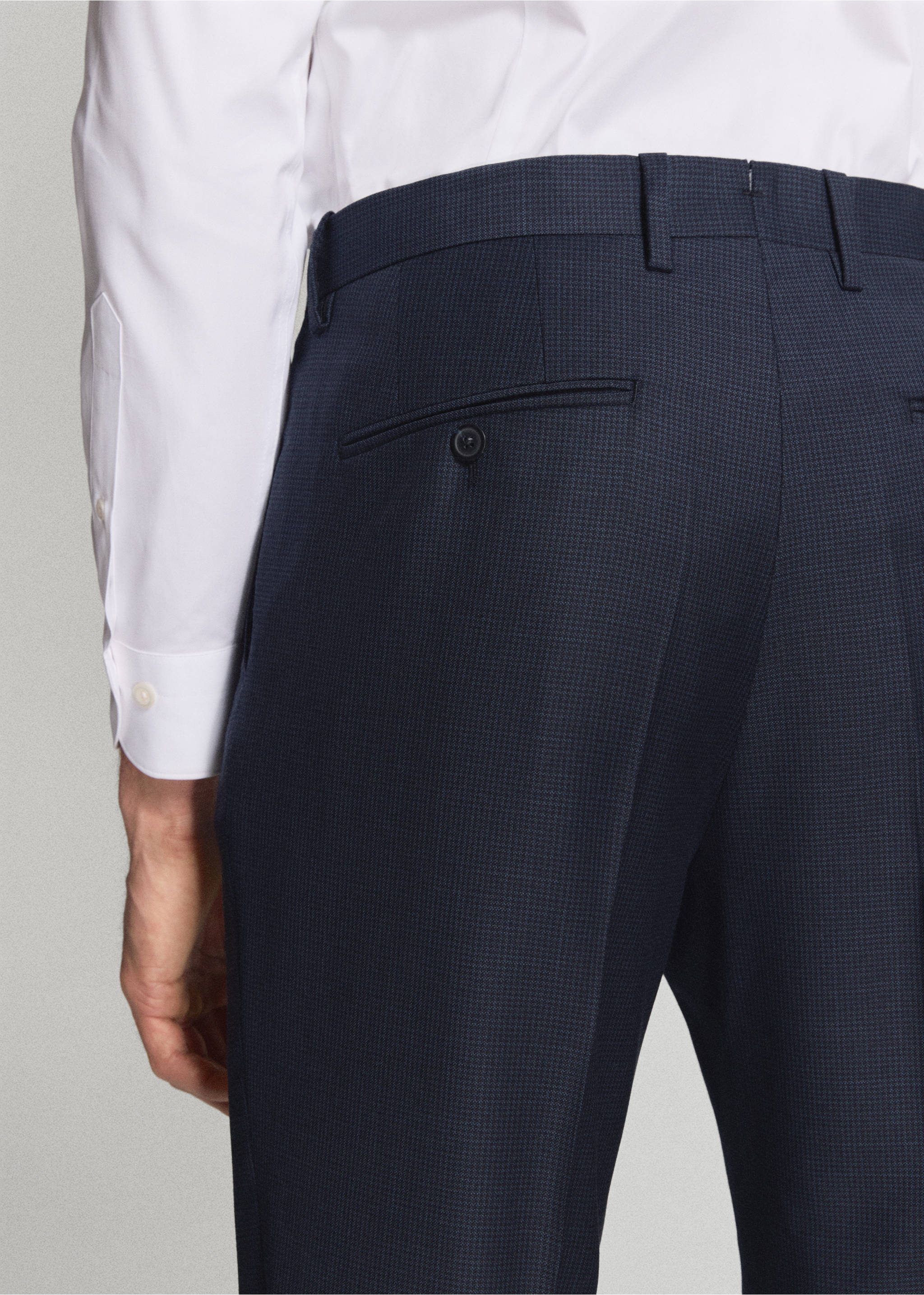Primer plano de la parte trasera de unos pantalones azul marino oscuro con trabillas., Azul marino oscuro. Ref: 37091401-02.