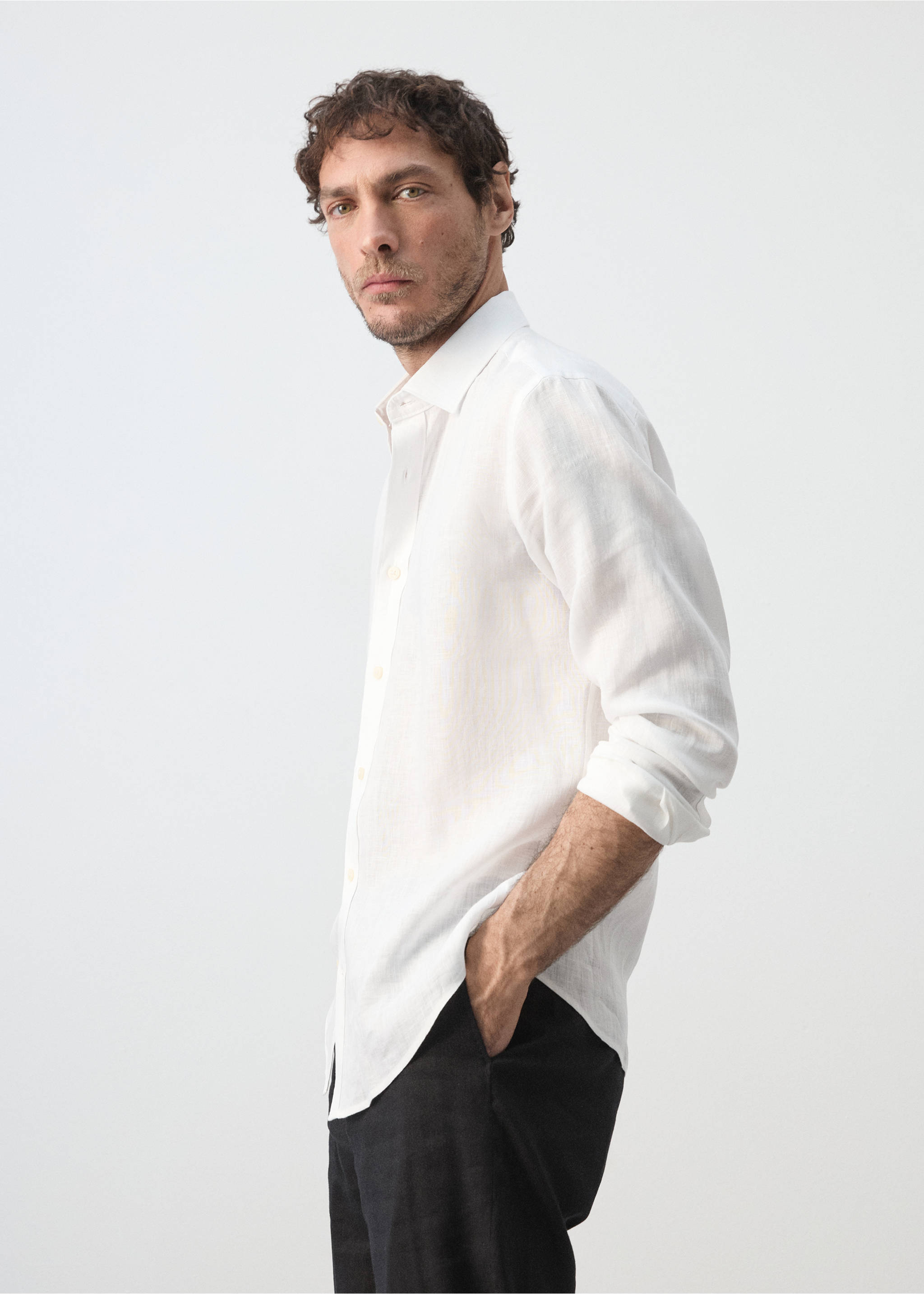 Regular-fit 100% linen shirt - Details of the article 2, White. Ref: 37091405-00.