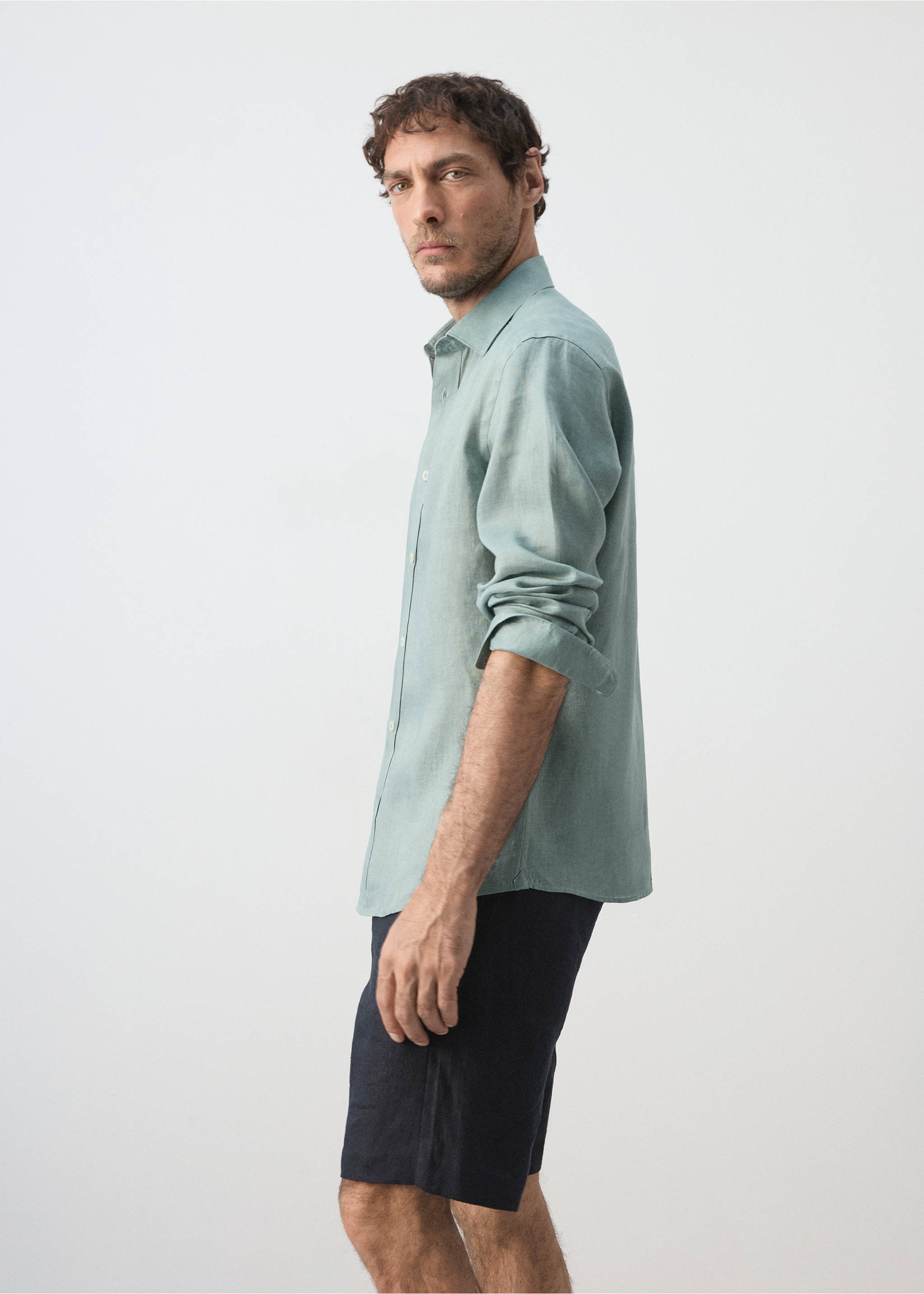 Camisa regular fit 100% lino - Detalle del artículo 2, Esmeralda. Ref: 37091405-00.