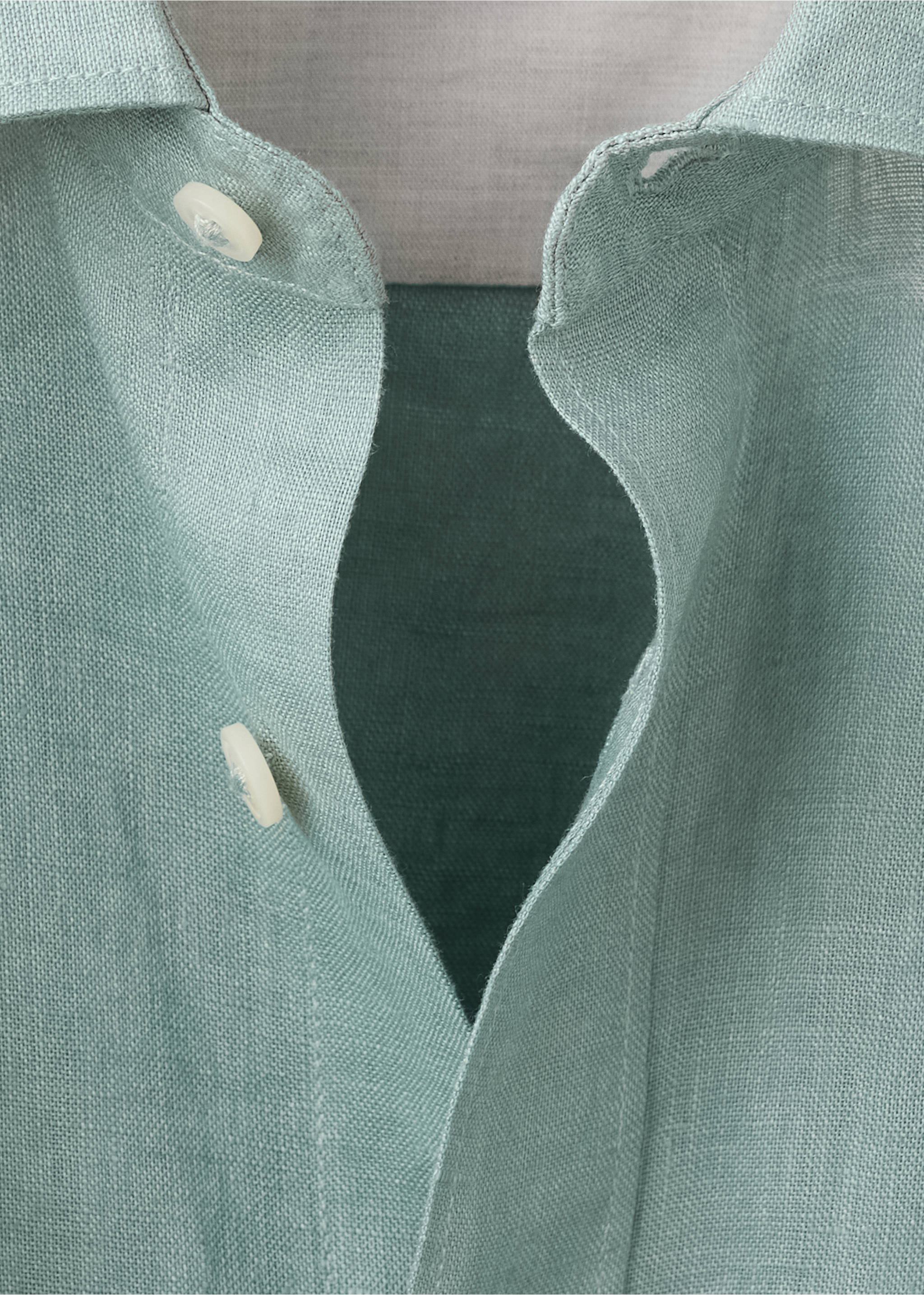 Camisa regular fit 100% lino - Detalle del artículo 8, Esmeralda. Ref: 37091405-00.