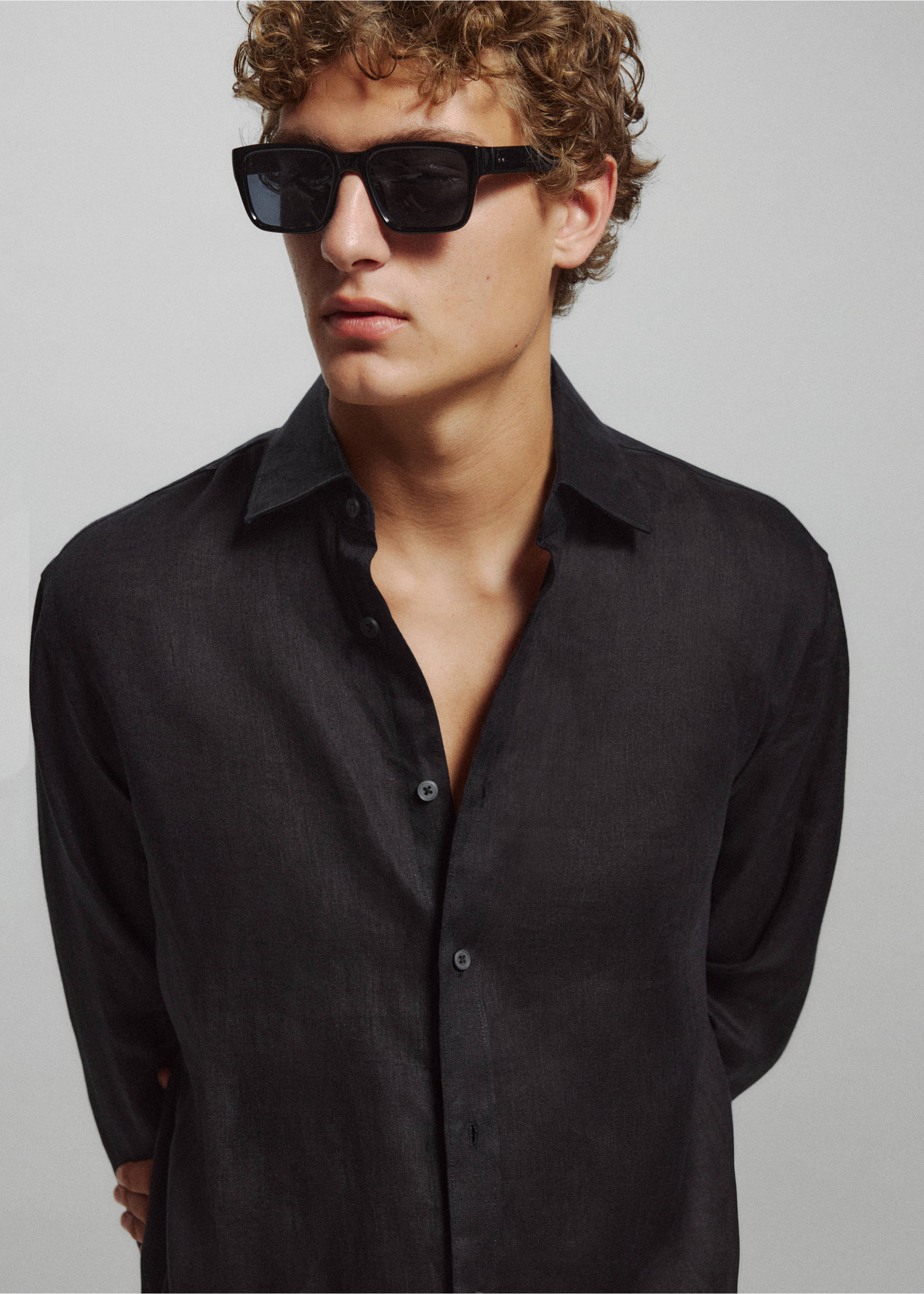 Camisa de 100% linho regular fit - Verso do artigo, Preto. Ref: 37091405-01.