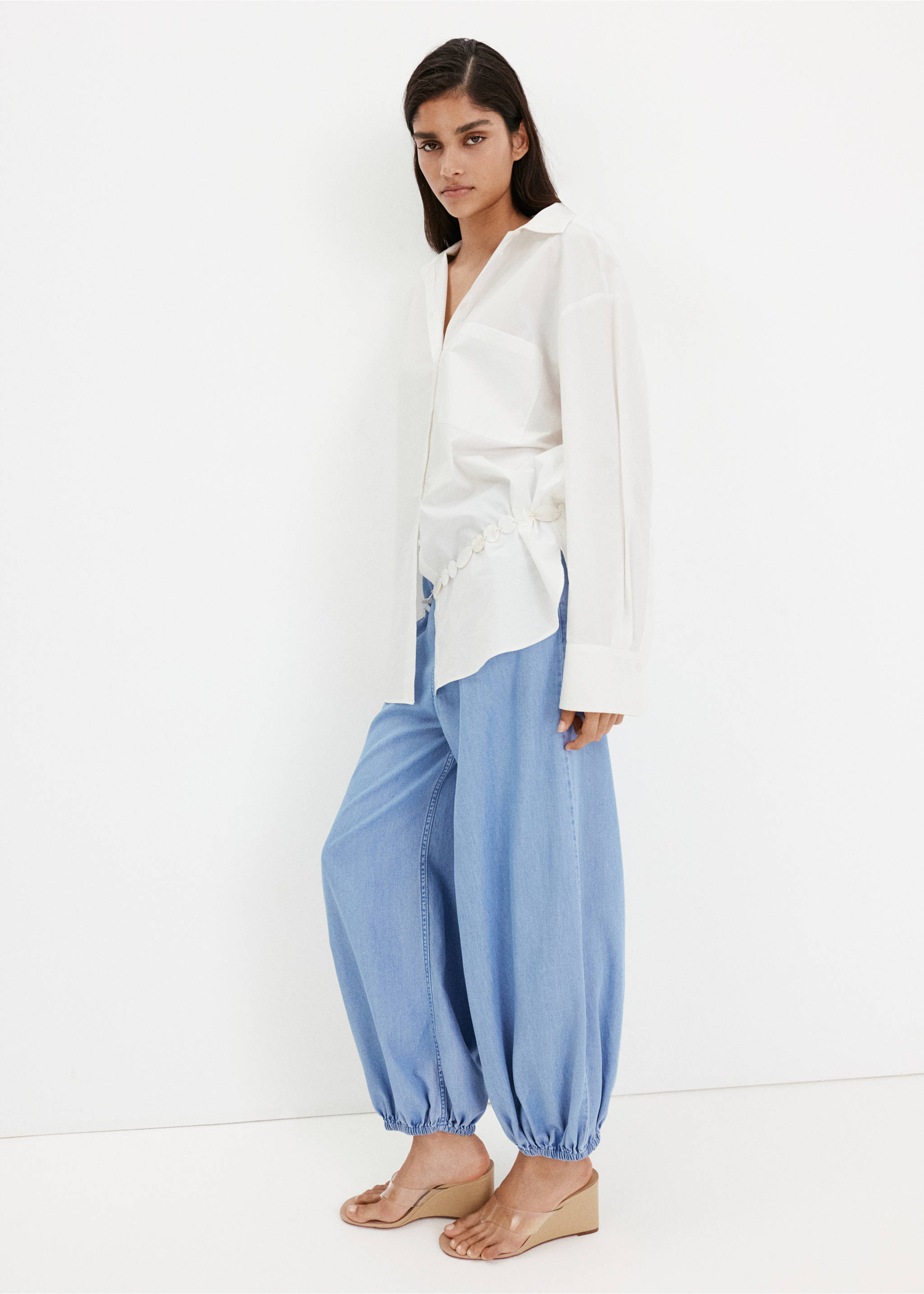 High-waisted baggy jeans - Details of the article 3, Light Blue. Ref: 37091409-00.