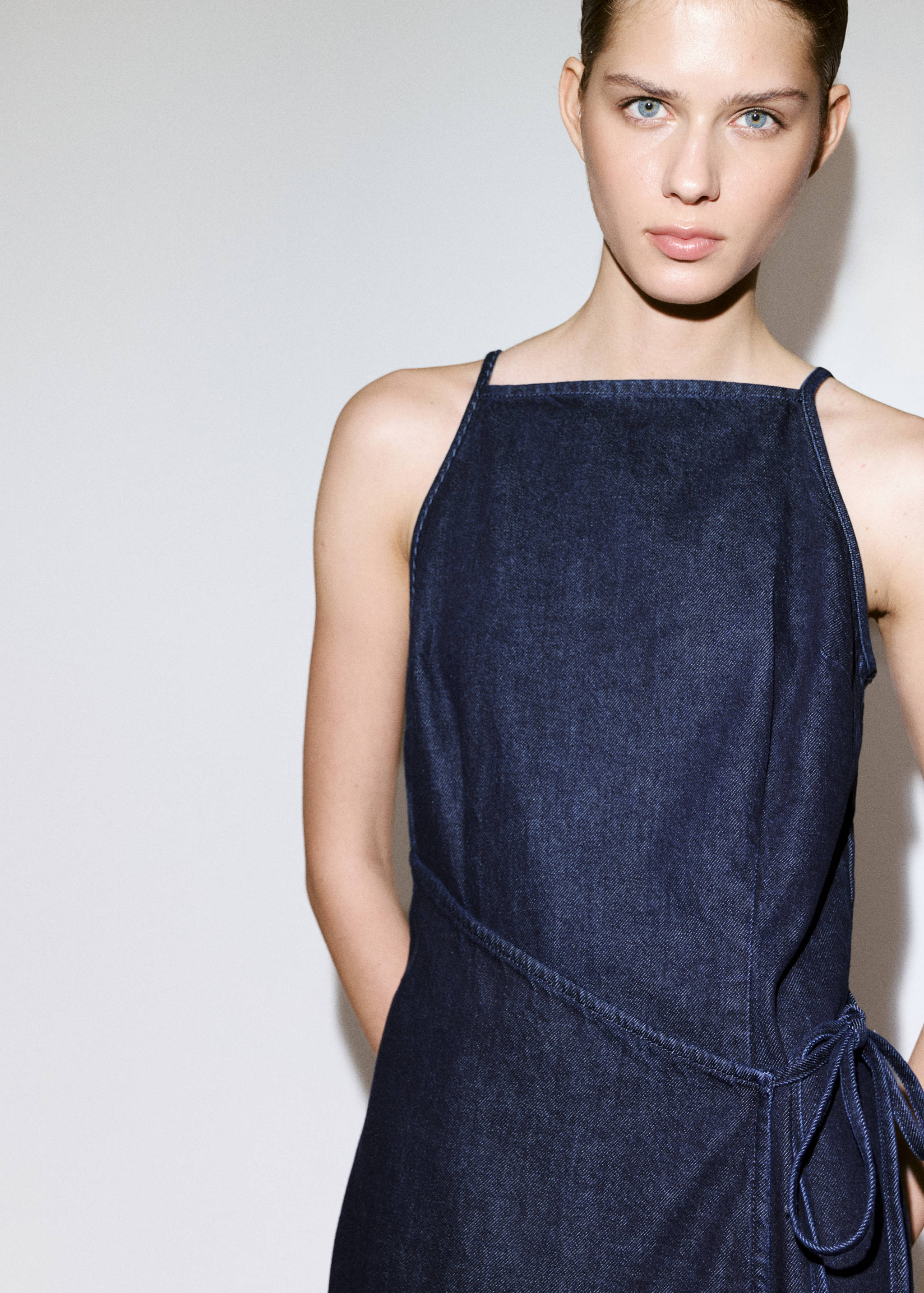 Strappy dress with tie detail - Medium plane
