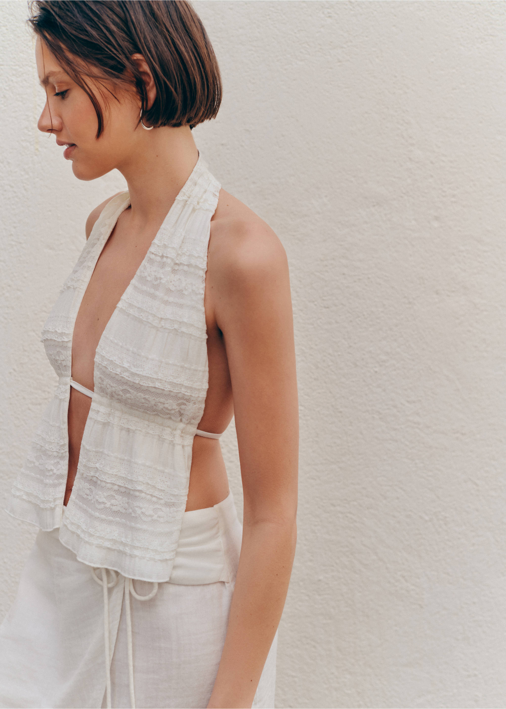 Top halter dentelle - Plan moyen, Blanc. Ref: 37091411-00.