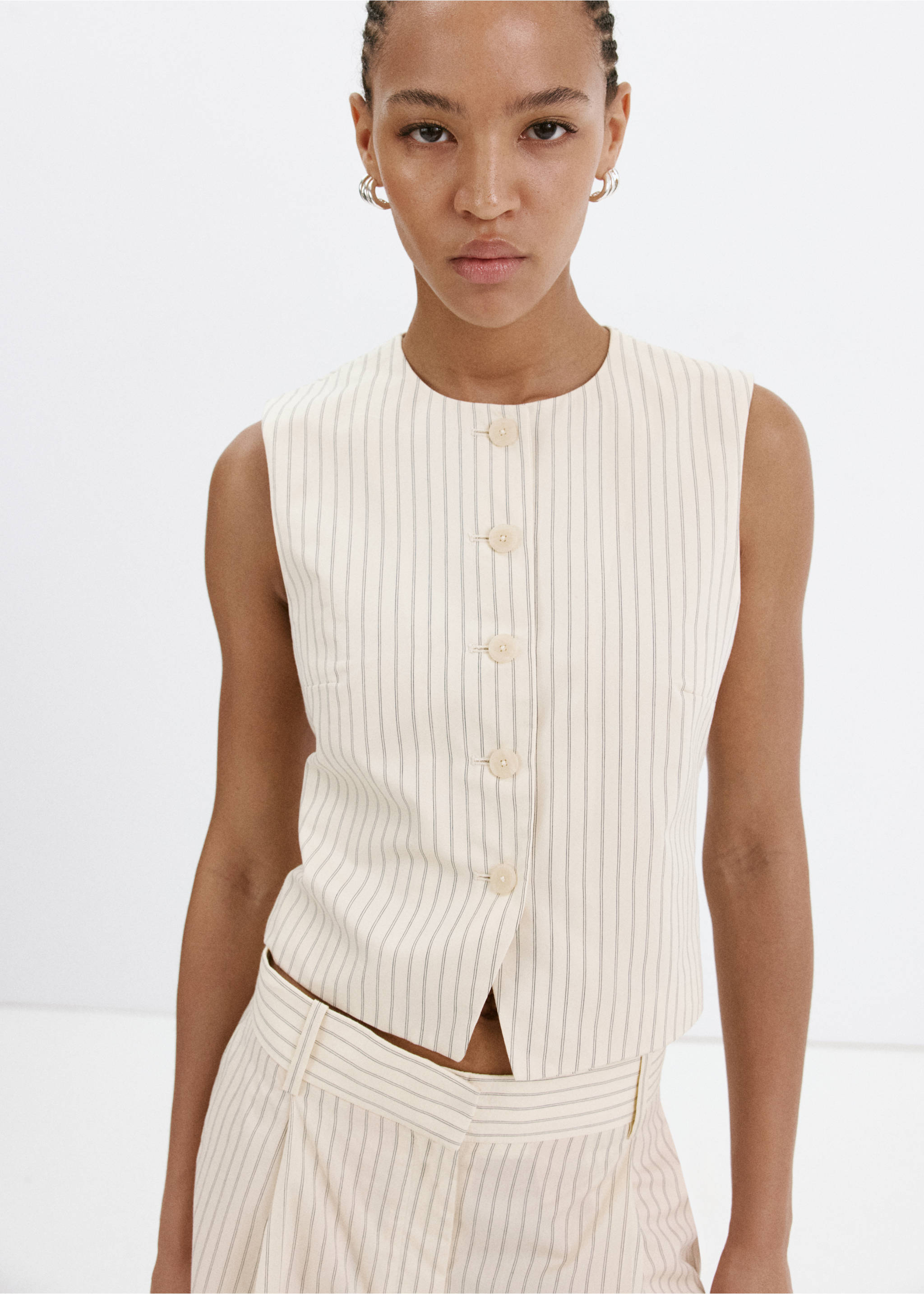 Bermuda shorts with pleats and pinstripe - Medium plane, Vanilla. Ref: 37091417-00.