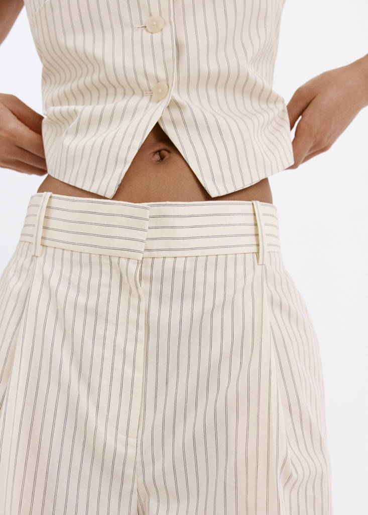 Pinstripe pleated Bermuda shorts — Vanilla