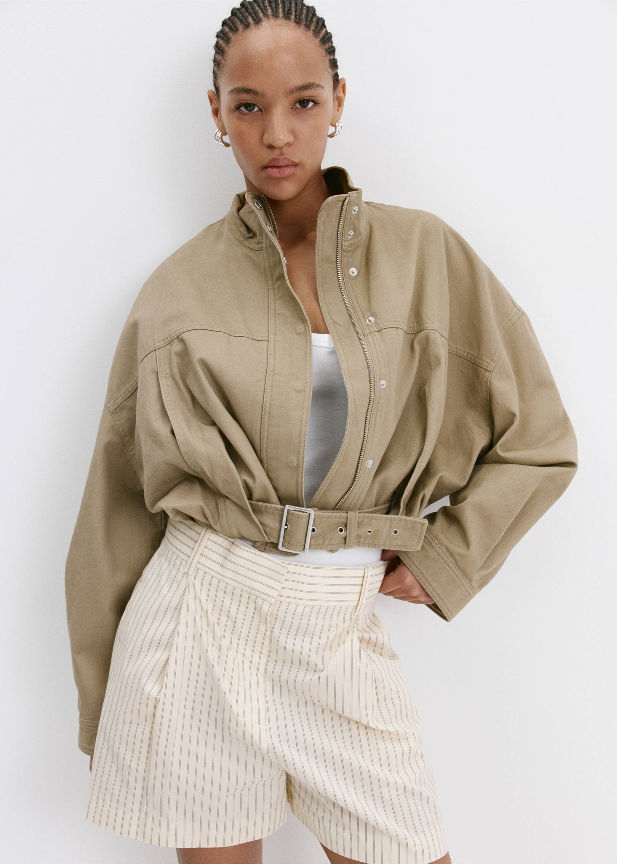 Bermuda shorts with pleats and pinstripe - Details of the article 3, Vanilla. Ref: 37091417-00.