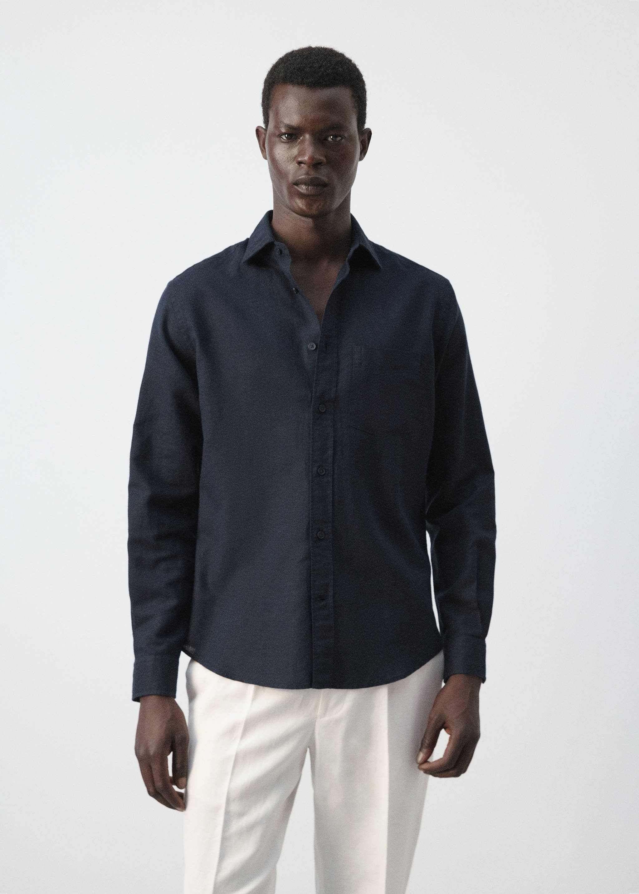 Chemise lin poche - Plan moyen