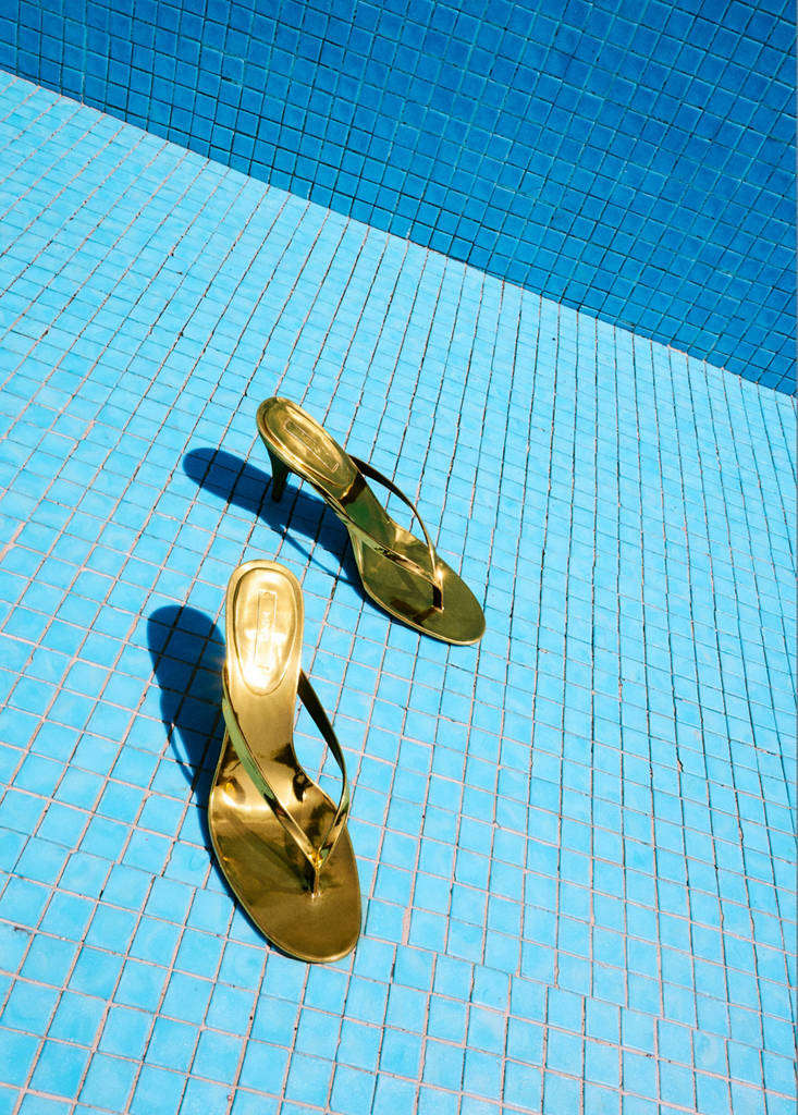 Metallic funnel-heel sandal — Gold
