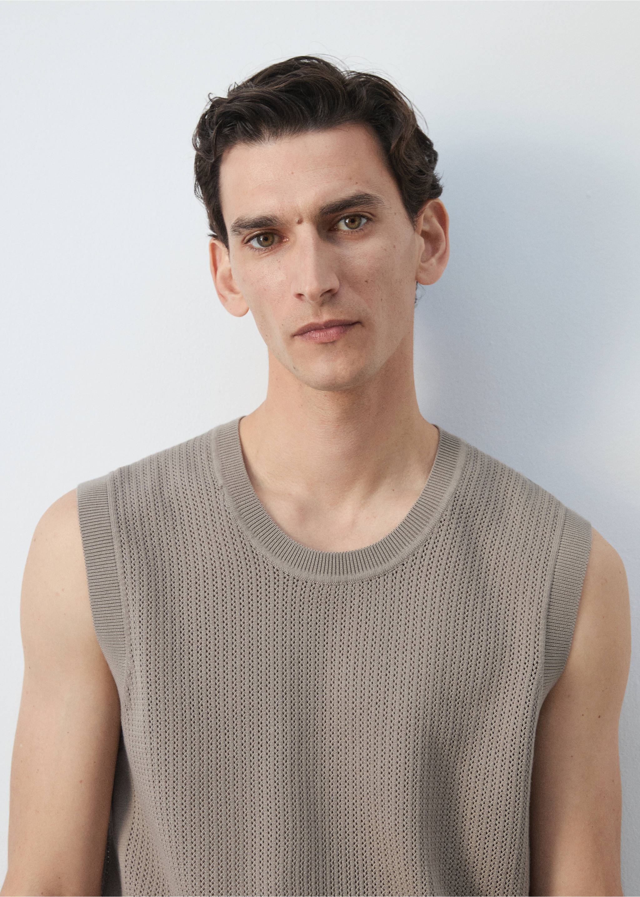 Fine-knit gilet - Details of the article 1, Medium Brown. Ref: 37091436-00.