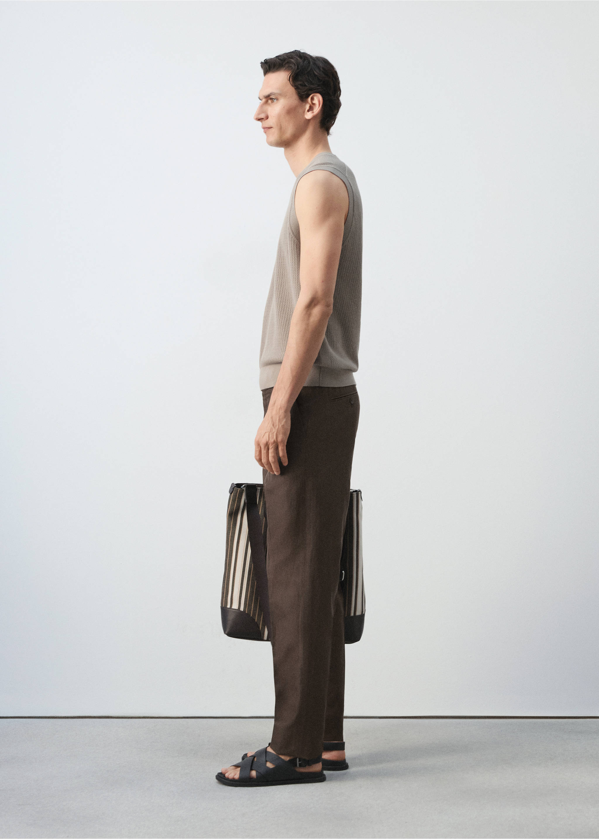 Fine-knit gilet - Details of the article 2, Medium Brown. Ref: 37091436-00.