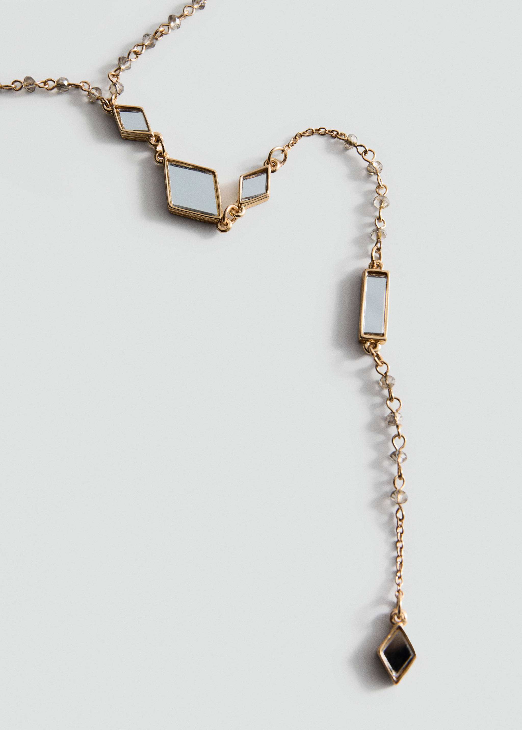 Collier à pendentif cristal - Plan moyen