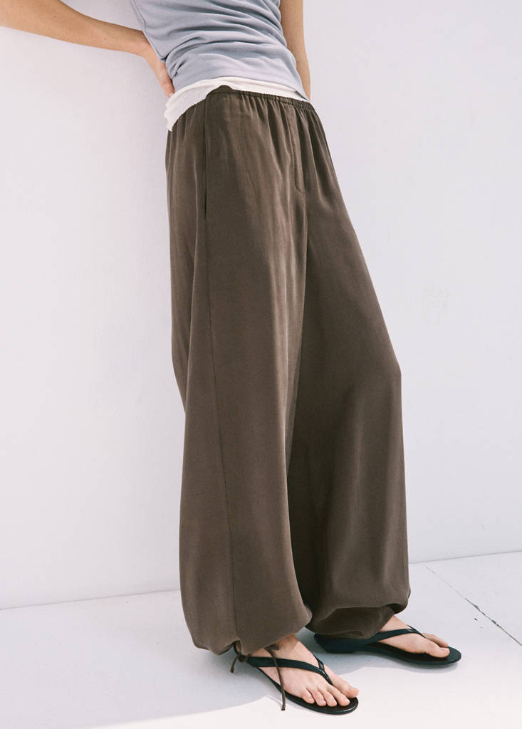 Baggy pants with elastic waistband