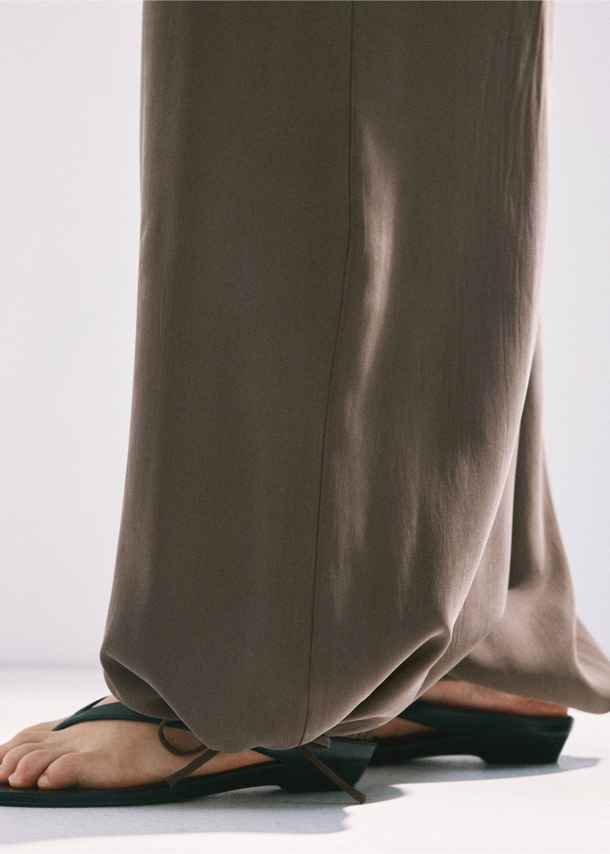 Baggy pants with elastic waistband - Details of the article 2, Chocolate. Ref: 37091443-00.