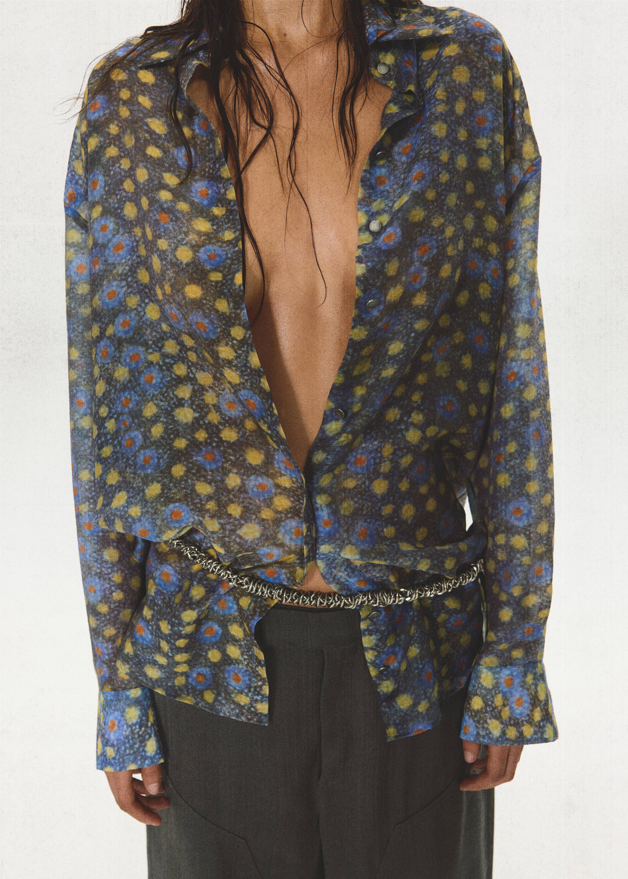 Camisa semitransparente estampada - Plano medio