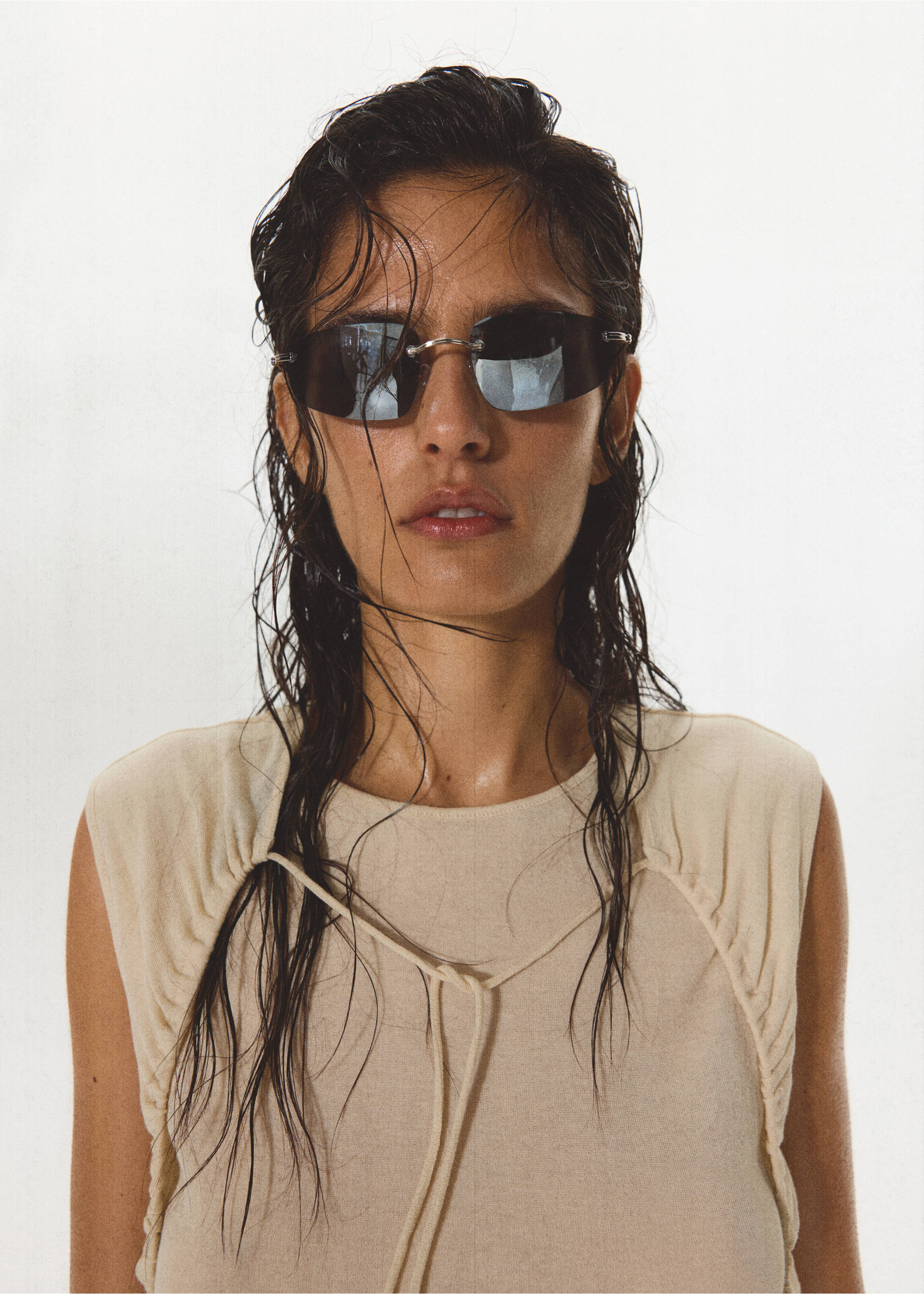 Smocked cut-out overlay top - Details of the article 1, Ecru. Ref: 37091458-00.