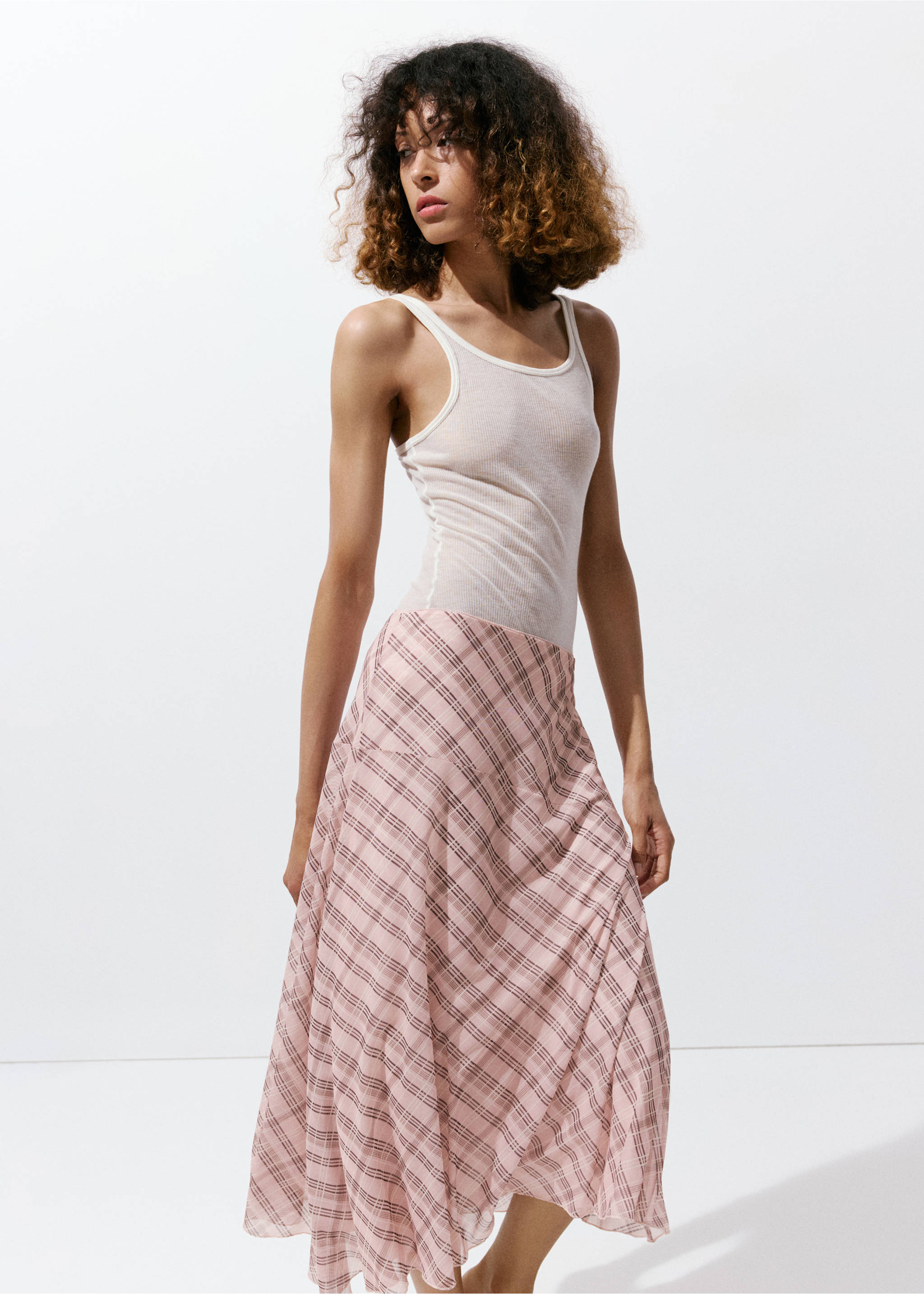 Checked asymmetric skirt - Details of the article 1, Pink. Ref: 37091464-01.