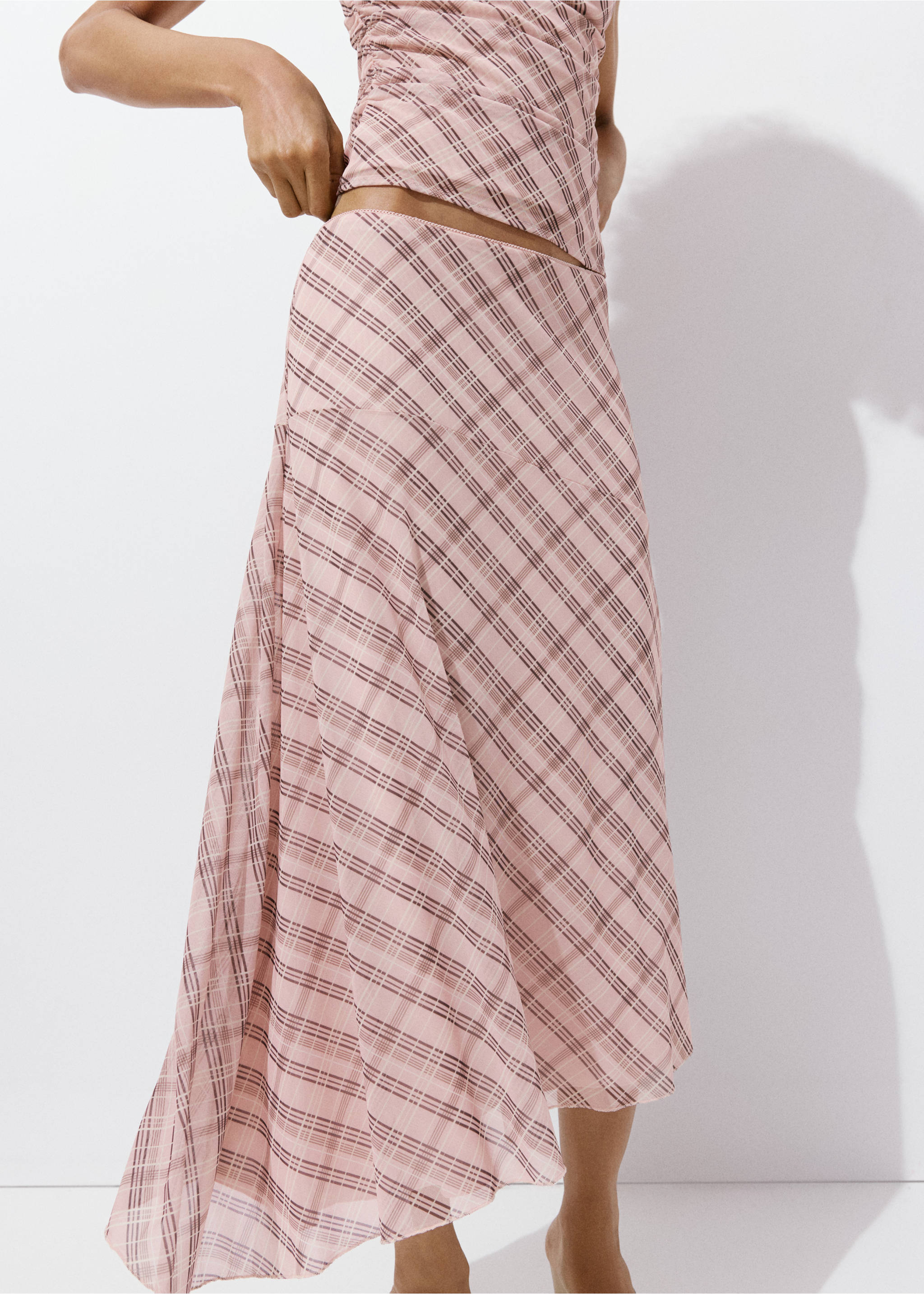 Checked asymmetric skirt - Details of the article 4, Pink. Ref: 37091464-01.