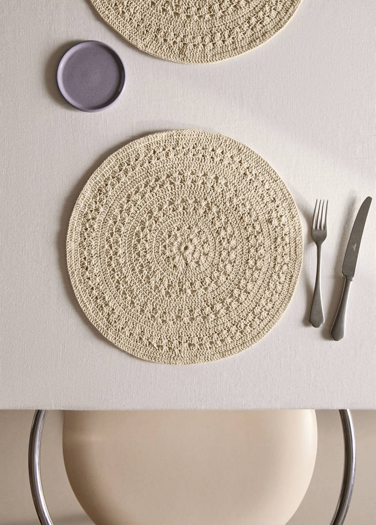 Round cotton table mat — Ecru