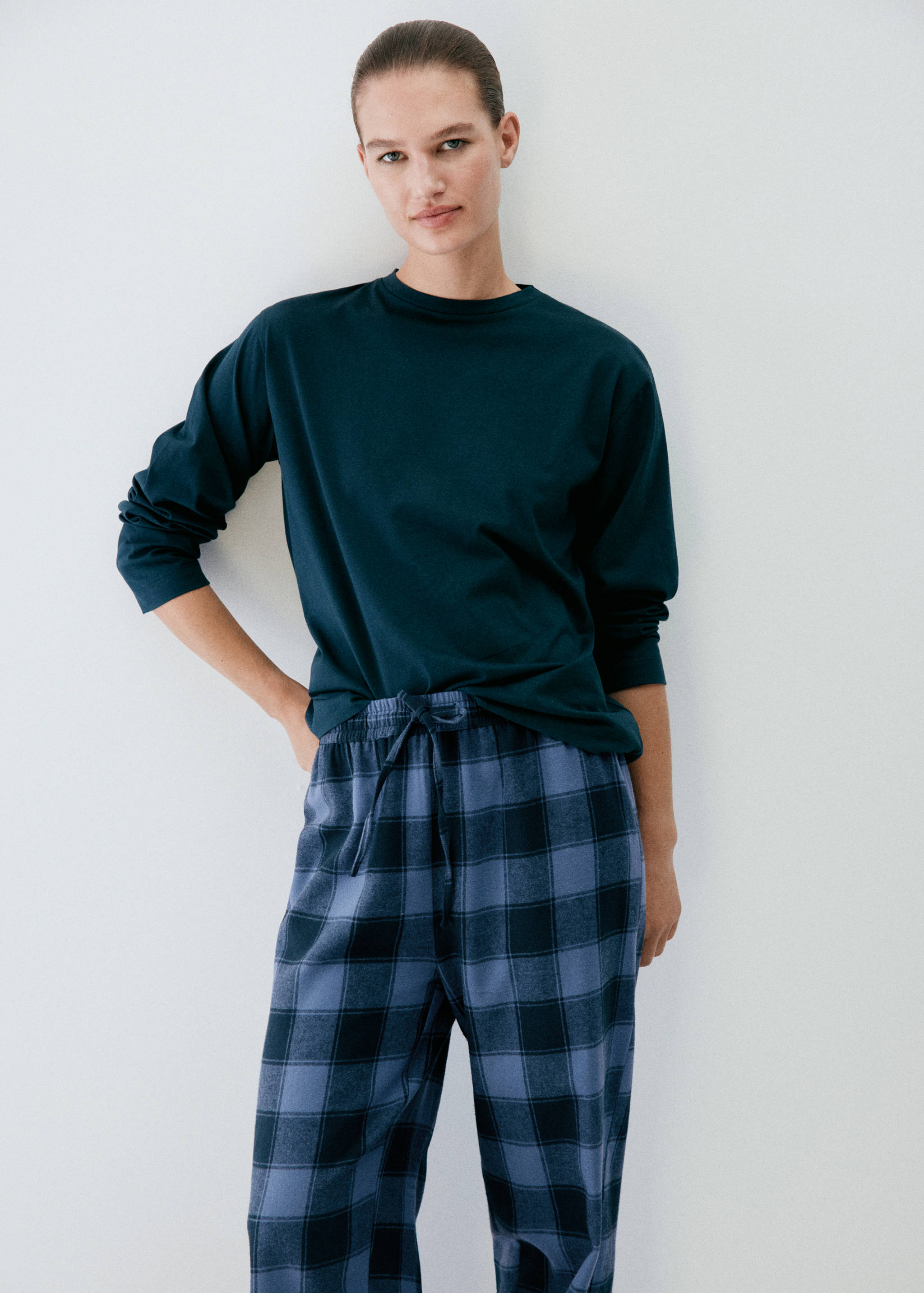 Pyjama deux pièces en flanelle à carreaux - Plan moyen