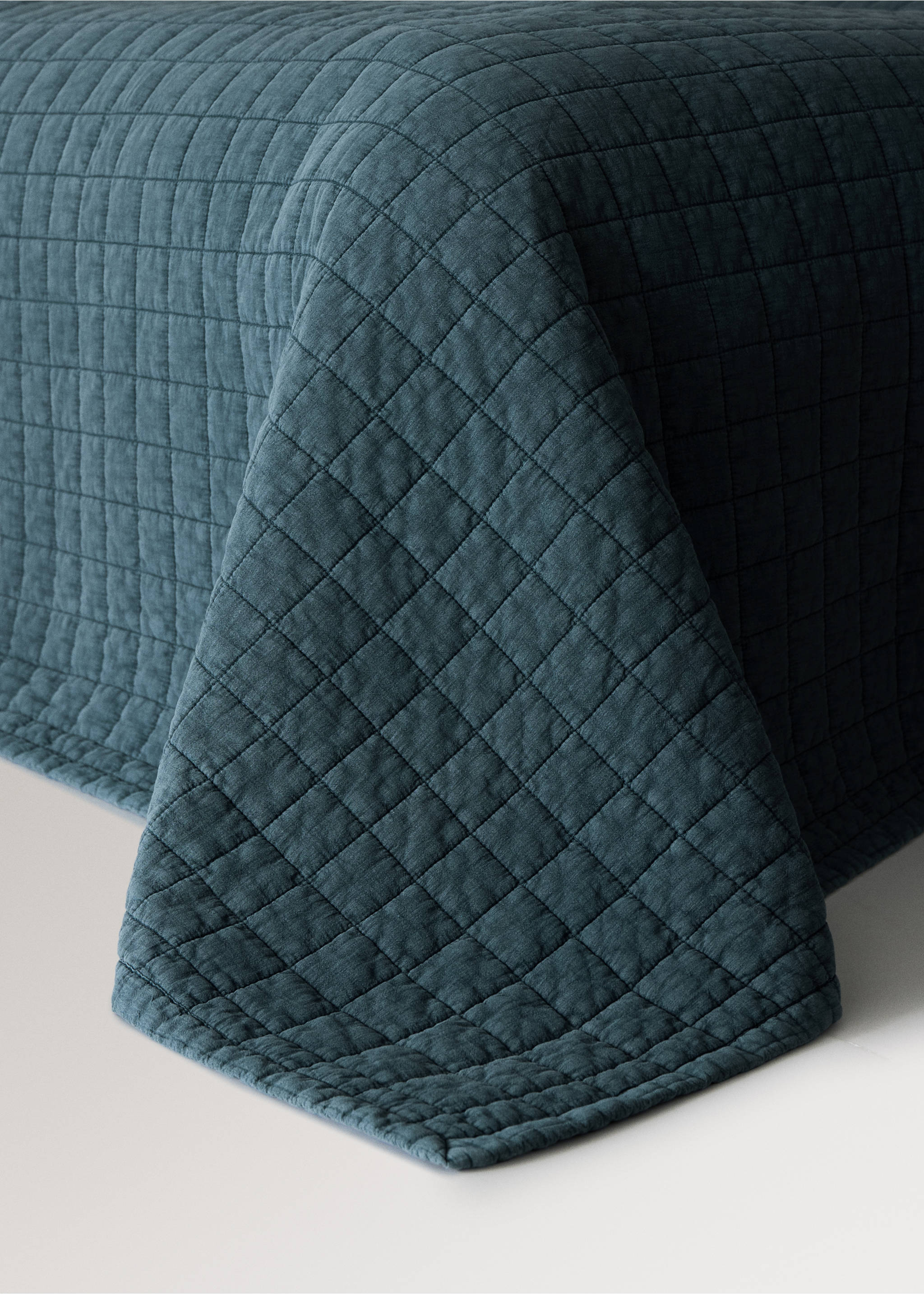 Children's cotton quilt with padded check pattern - Details of the article 8, Prussian Blue. Ref: 37091484-00.