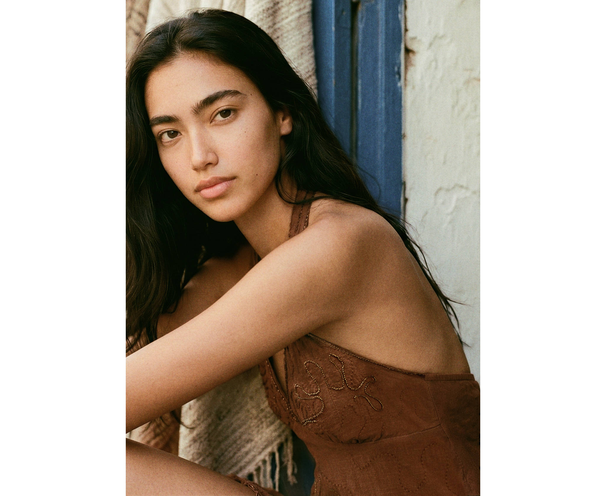 Robe courte halter brodée - Plan moyen