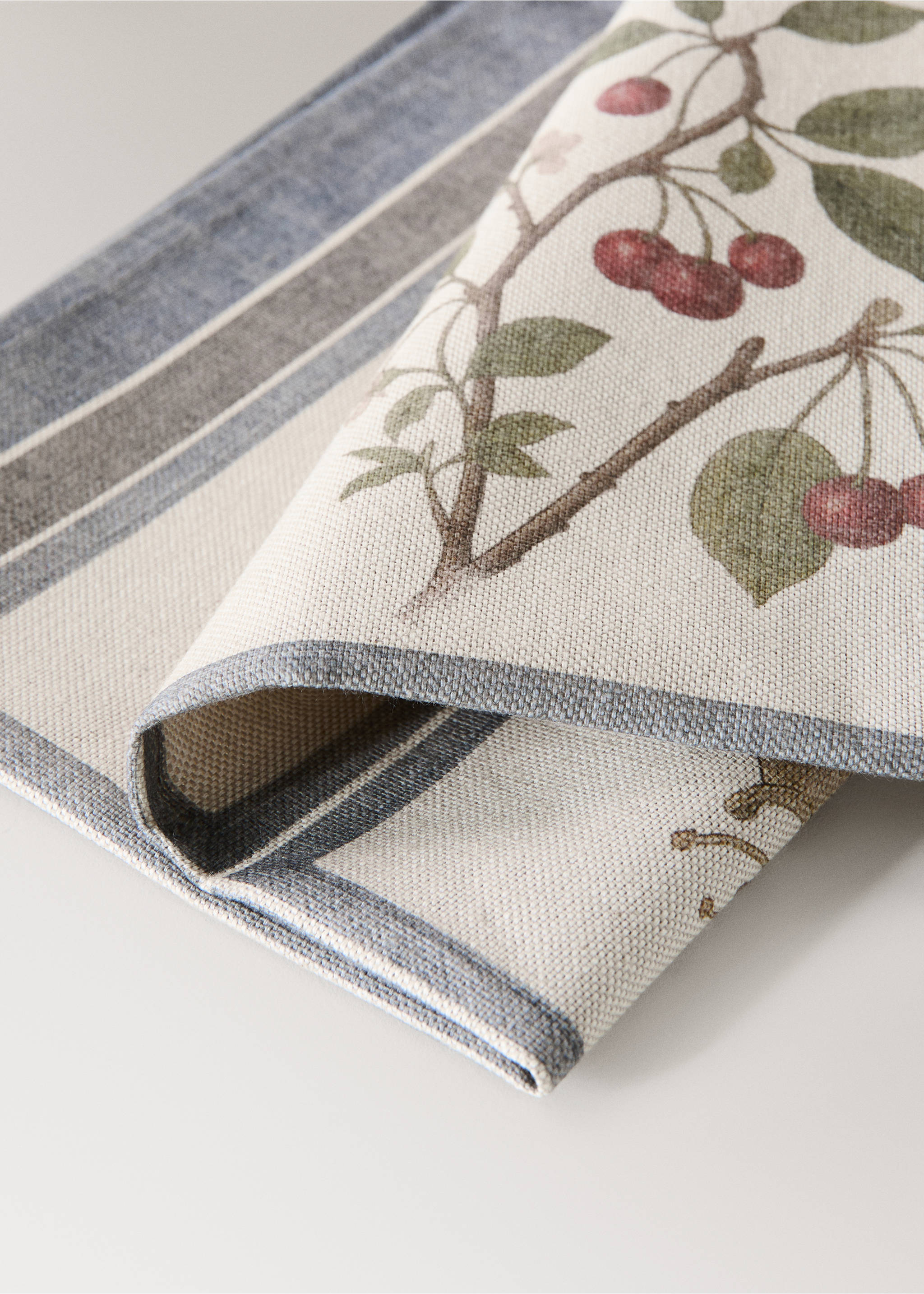 Herbarium print cotton napkins - Details of the article 2, Light/Pastel Brown. Ref: 37091517-00.