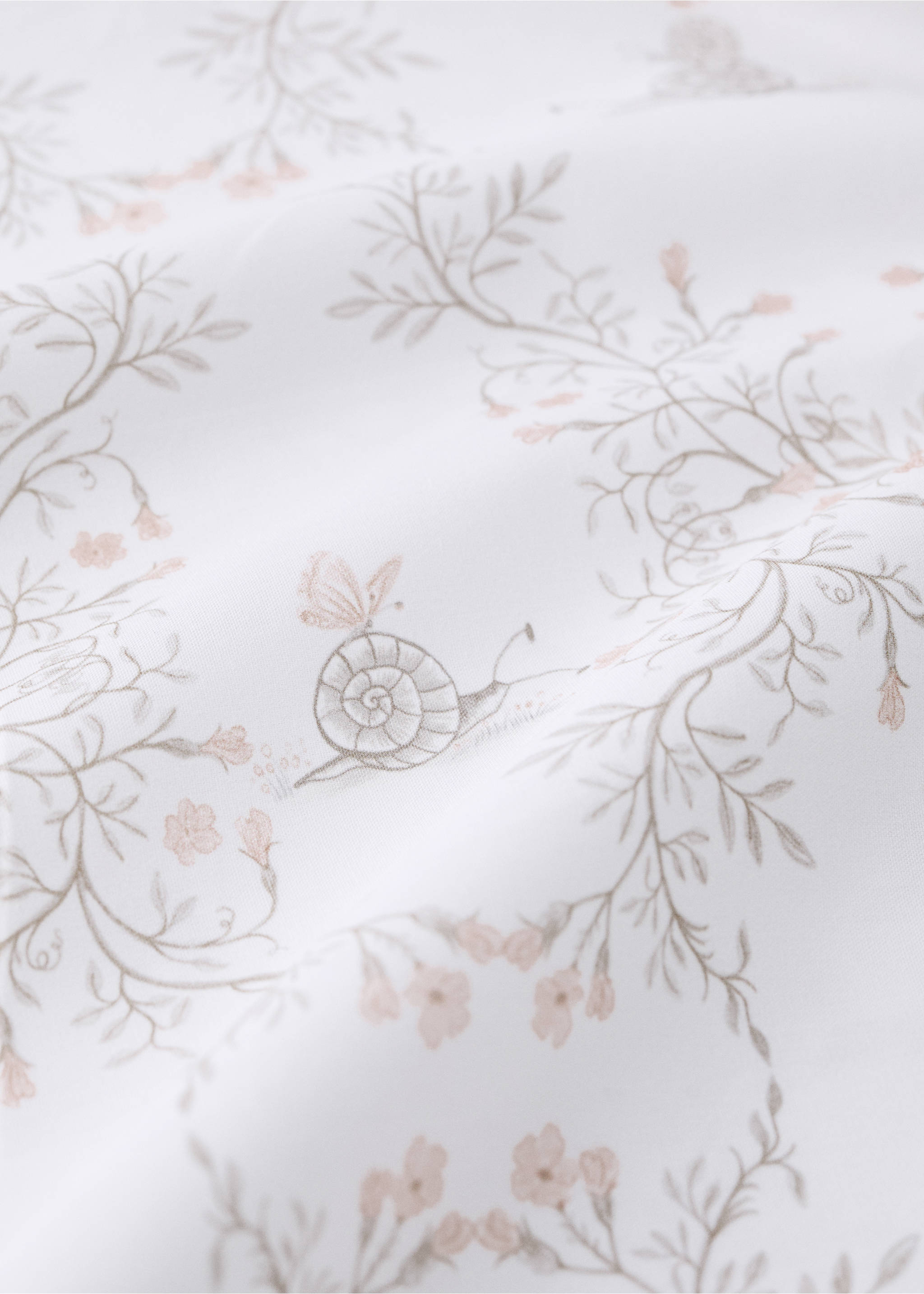 Cot duvet cover with a white botanical and animal print., Nude. Ref: 37091522-00.